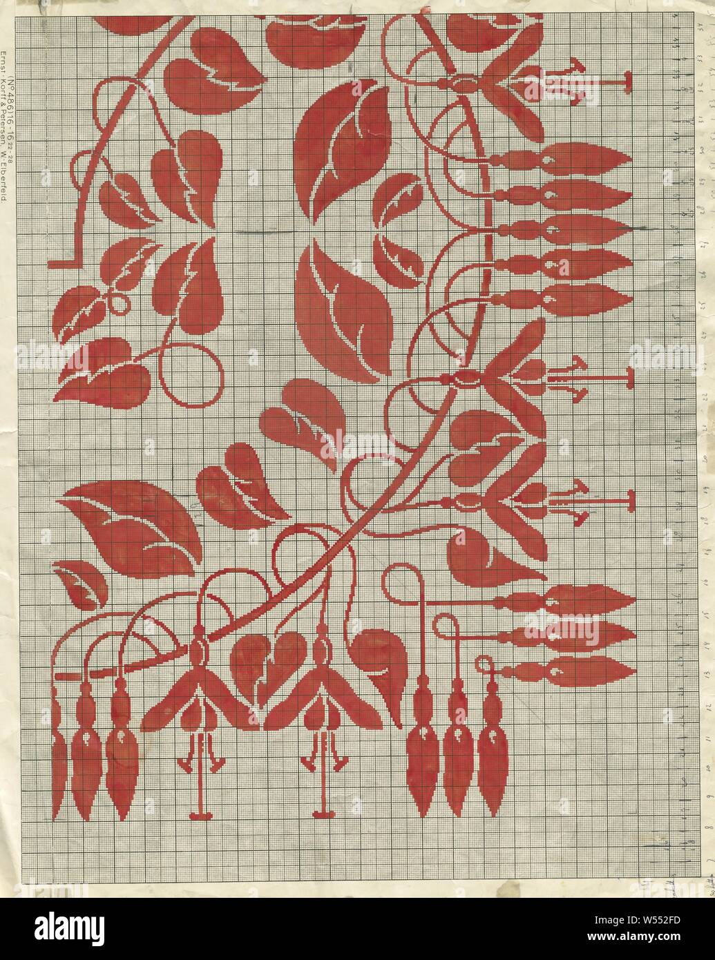 Modello per il disegno di una tovaglia di damasco con design 'Fuchsia' e monogramma RIL (Royal Interocean linee), modello disegno in inchiostro rosso per una tovaglia di Damasco, in 4 parti, fino a D. Le Parti A e B montare insieme in due modi e mostrare l'angolo / modello di frontiera di alquanto lunga stilizzata, ramoscelli ondulata con fiori fucsia, le gemme e le foglie. Sulla parte B diverse volte i monogrammi R.I.L. (Royal Interocean linee) e R.I.L. D e i numeri 63, 65, 4, 5 e 6 per formare le date. La parte C è una parziale ripetizione del pattern di confine, eseguito in un rosso scuro a colori. La parte D è il modello per il centrocampo Foto Stock