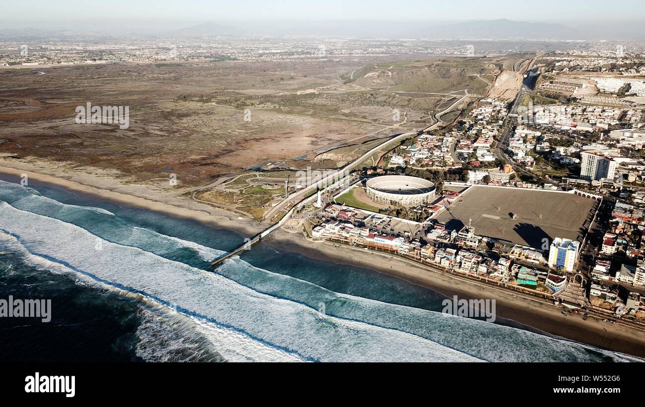 (190726) -- PECHINO, luglio 26, 2019 (Xinhua) -- Foto aeree prese in Tijuana, Messico a gennaio 10, 2019 mostra la parete di confine tra Stati Uniti e Messico. Un articolo dalla Cina la società di studi sui diritti dell'uomo (CSHRS) ha esposto l'ipocrisia degli Stati Uniti in materia di diritti umani, come evidenziato dalla sua discriminazione razziale situazione. " Per tutti i suoi autoproclamati il posizionamento come un difensore dei diritti umani, gli Stati Uniti non ha né la volontà né la capacità di risolvere il grave problema della discriminazione razziale sul proprio territorio. Ciò espone il quadro istituzionale e i difetti strutturali dell'unità Foto Stock