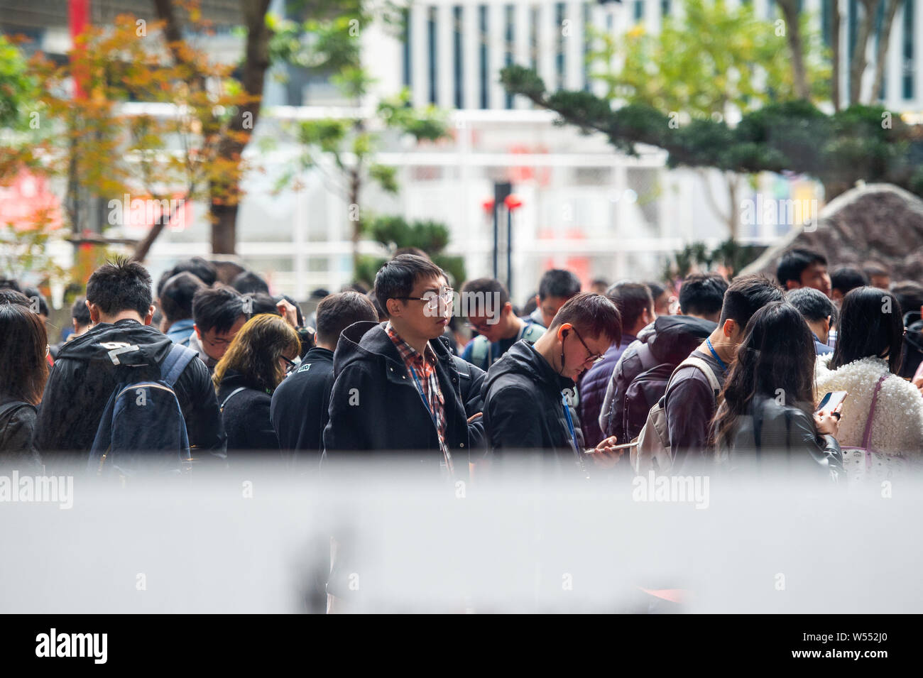 I dipendenti della Chinese Internet giant Tencent in coda fino a ottenere hongbao (buste rosse con lucky money) presso la sede di Tencent nella città di Shenzhen, Foto Stock