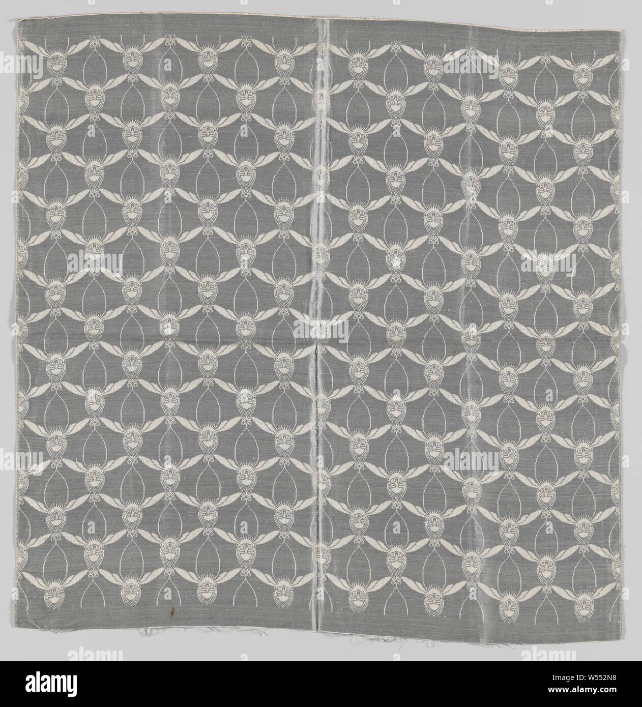 Tessuto in acciaio da lino damasco con 'Wild Flight design", tessuto in acciaio da lino damasco con un pattern di api (o) degli uccelli in volo selvatico, in naturale su un colore grigio-blu di massa., Chris Lebeau, Eindhoven, 1911 - 1915, biancheria (materiale), damaschi, h 59.0 cm × W 58,5 cm Foto Stock