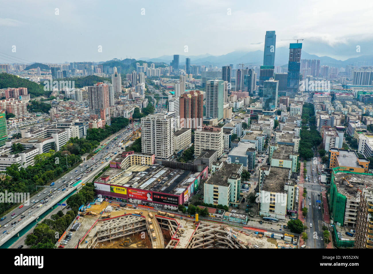 --FILE -- Una veduta aerea della città di Shenzhen, Cina del sud della città di Guangdong, 22 febbraio 2019. Shenzhen è il prodotto interno lordo ha superato quello di Hong K Foto Stock