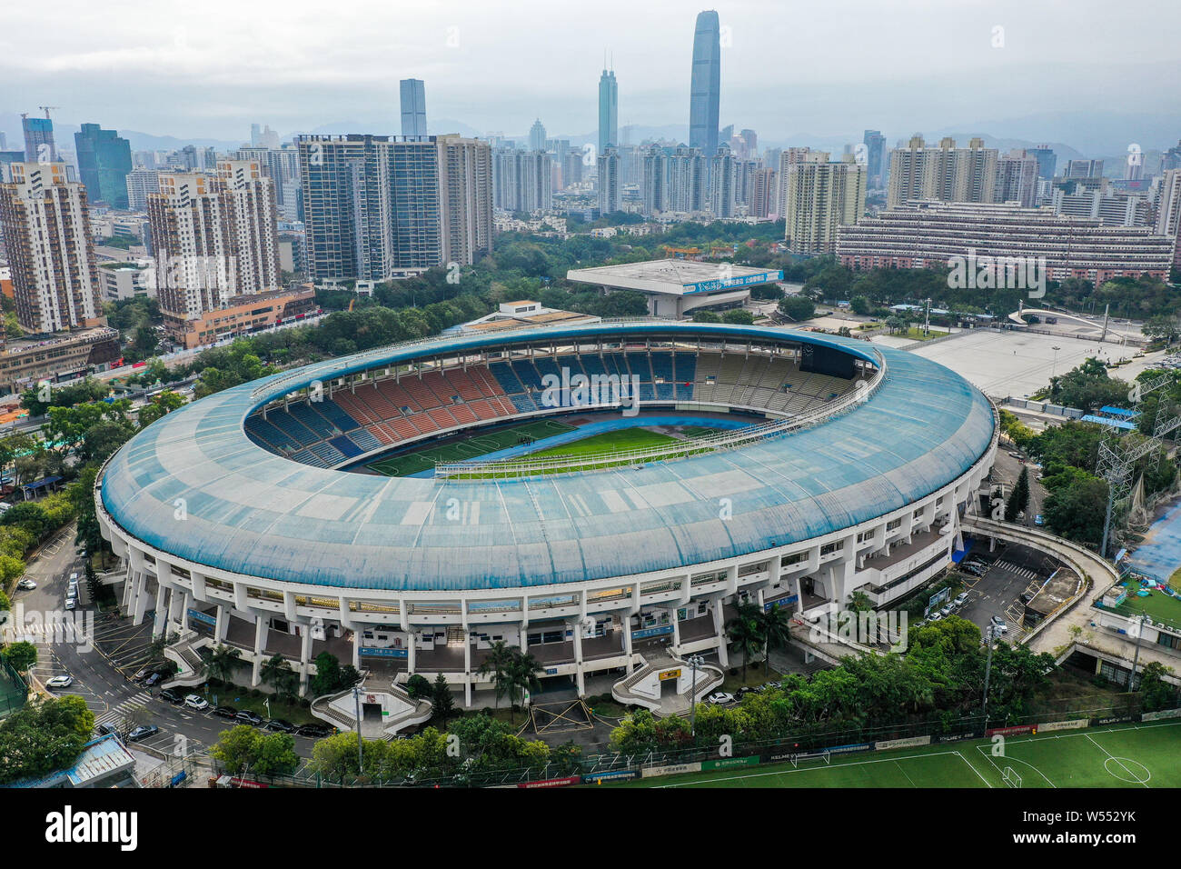 --FILE--Vista della Shenzhen Stadium nella città di Shenzhen, Cina del sud della città di Guangdong, 22 febbraio 2019. Shenzhen è il prodotto interno lordo ha superato Foto Stock