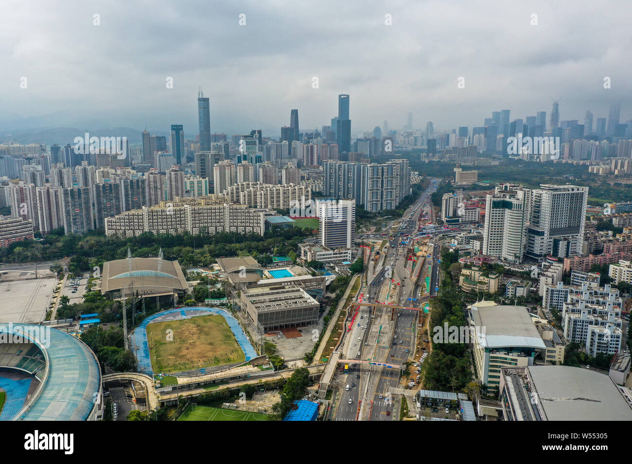 --FILE -- Una veduta aerea della città di Shenzhen, Cina del sud della città di Guangdong, 22 febbraio 2019. Shenzhen è il prodotto interno lordo ha superato quello di Hong K Foto Stock