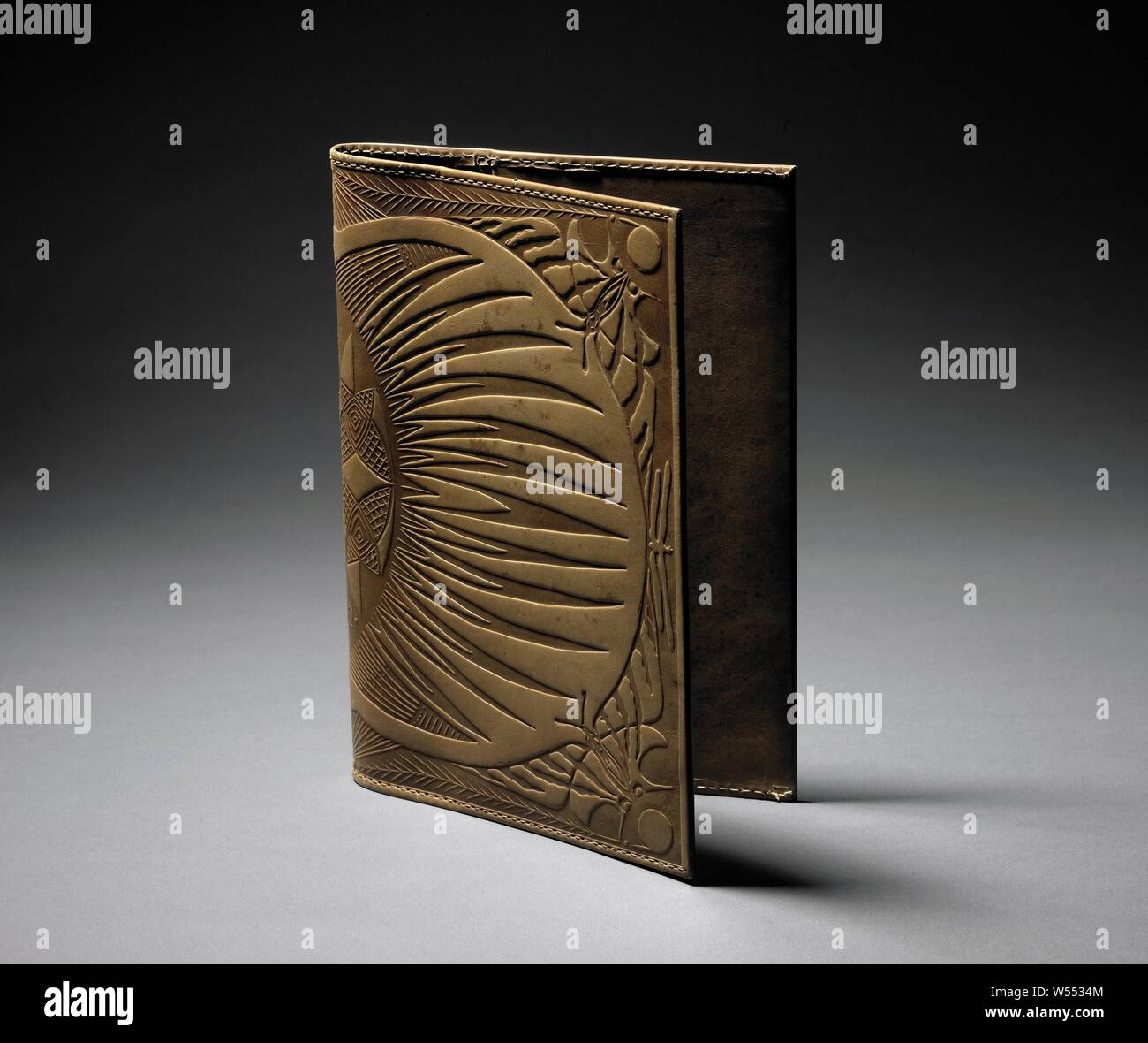 Copertina in pelle con design pressato di pesci e le farfalle, la copertina del libro o scrittura cartella di pelle con design pressato consistente di pesce nel mezzo e le farfalle negli angoli. Firmato: SM (monogram) 1902, Samuel Jessurun de Mesquita, Paesi Bassi, o prima di 1902, geheel, l 17,6 cm × W 25 cm Foto Stock