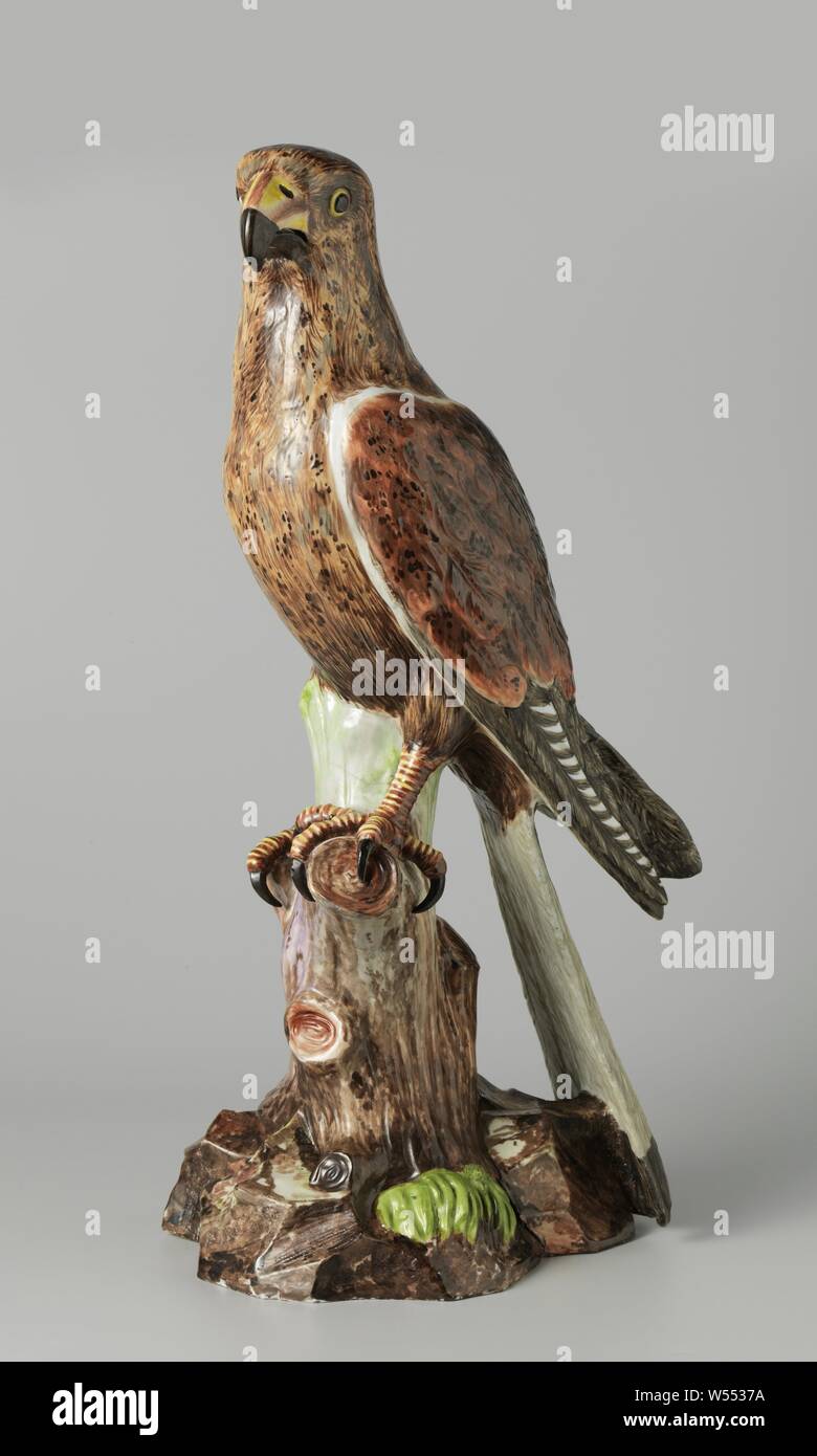 Valk, figura di porcellana dipinta. La figura rappresenta un falco su un ceppo di albero, il quale è posto al centro di un terreno con rocce. Il Falcon è dipinto in marrone chiaro e scuro, grigio e nero. La figura è contrassegnato, uccelli predatori: falcon, Meissener Porzellan Manufaktur, Meissen, 1731, porcellana (materiale), h 55.2 cm × W 21,6 cm × d 28.1 cm w 21,6 cm × d 23,6 cm Foto Stock