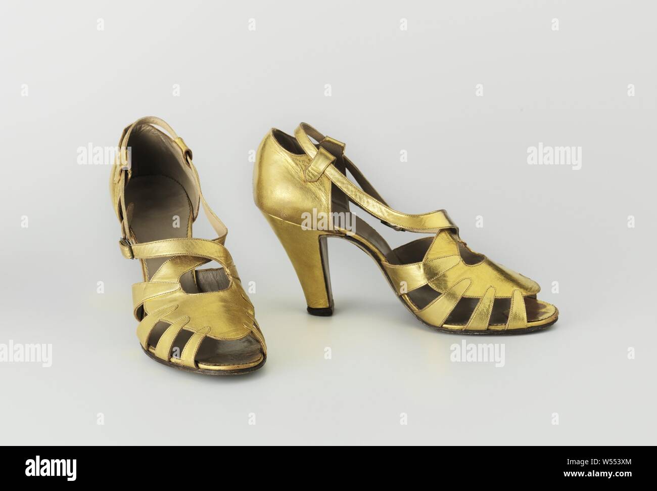Coppia di scarpe da donna Open toe placcato in oro da donna in pelle scarpa con otto conformato a linguetta fascette di collegamento del sole verso la parte anteriore per donna open toe placcato