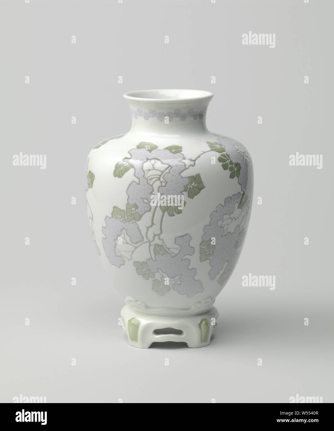 Vaso con fiori blacktorn e stand cinese, Vaso di porcellana con un uovo-corpo sagomato e leggermente la diffusione del collo. Il piede quadrato del vaso è modellato in stile Cinese e tagliata. Al di sopra di quella di una fascia decorativa in rilievo. Dipinto in underglaze blu e verde. Sul ventre grande fiore rami con fiori (prugnolo), una fascia di fiori sul collo. Contrassegnato sul fondo con lo scettro, i numeri 300/147 B, anno lettere F.K (1910) e il numero di modello 9413. Art Nouveau., Königliche Porzellan Manufaktur, Berlino, 1910, porcellana (materiale), smalto, vetrificazione, h 19.8 cm d 7,2 cm d Foto Stock