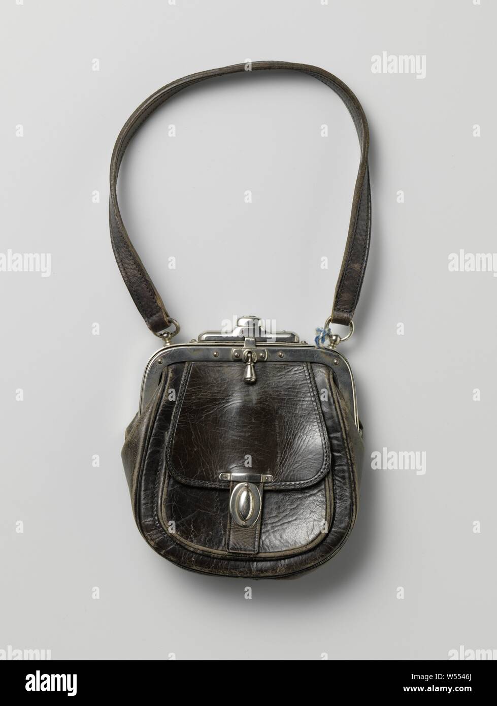 Nera borsa in pelle con una maniglia di nichel e dispositivo di fissaggio,  con un manico in pelle, una a forma di ferro di cavallo borsa in pelle nera  con una maniglia