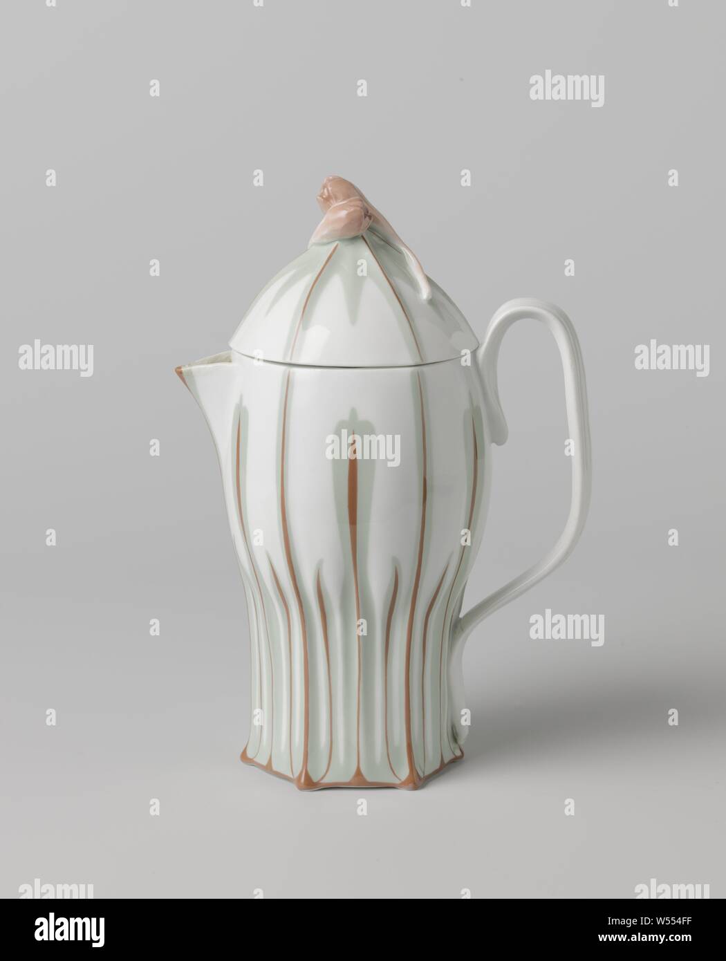 Caffettiera con coperchio verniciato con il Crocus decor, caffettiera con coperchio di porcellana dipinta. La caraffa ha un coperchio ed è dipinta in verde e marrone. La caraffa è contrassegnato., Meissener Porzellan Manufaktur, Meissen, 1896, porcellana (materiale), h 21.2 cm h 17 cm w 14,5 cm × d 9,5 cm Foto Stock