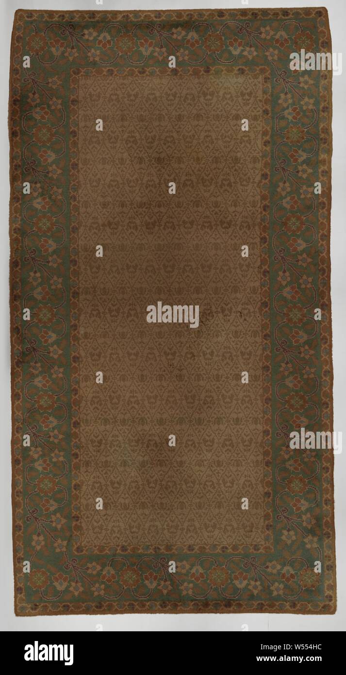 Tappeto con un modello a griglia nel centrocampo con leafwork, Rug in beige e turchese in mano-lana annodati. Centrocampo: modello a griglia con rami con foglie in marrone chiaro su una massa di colore beige. Bordo con S-ranghi sulla terra turchese., Koninklijke Kinheim, BEVERWIJK, 1930, lana, h 485 cm × W 260 cm Foto Stock