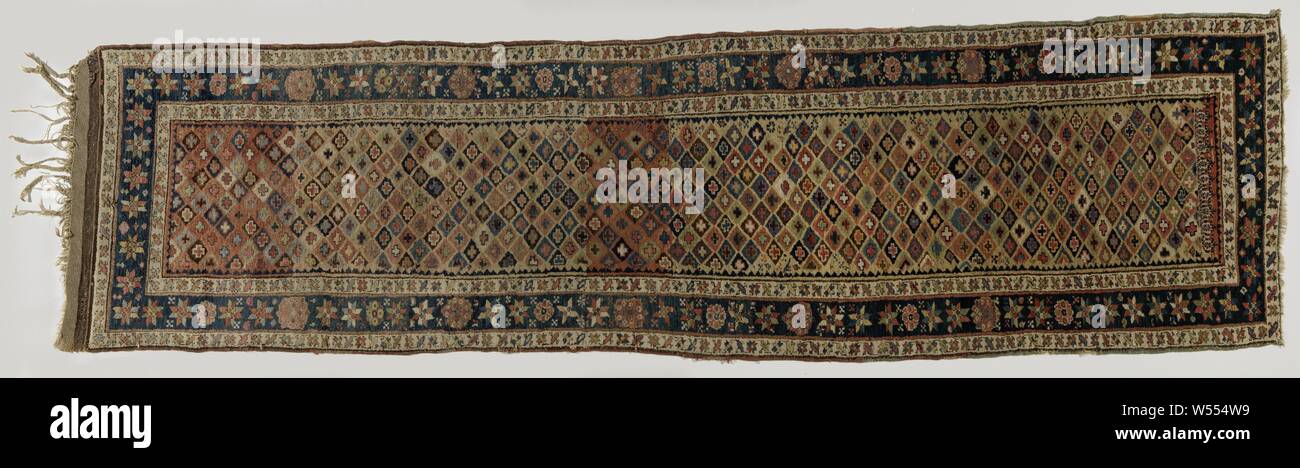 A scacchi. Centrocampo con gridwork in forma di croce addobbi geometrici. Bordo azzurro con stelle ad otto punte e voluta di rosette, tappeti orientali, vestito di diamante. A centrocampo una a forma di rombo con griglia a forma di croce addobbi geometrici. Il bordo blu è decorata con stelle ad otto punte e voluta rosette., Jaffi volk, Koerdistan, 1800 - 1900, ketting en inslag, h 386 cm × W 104 cm Foto Stock