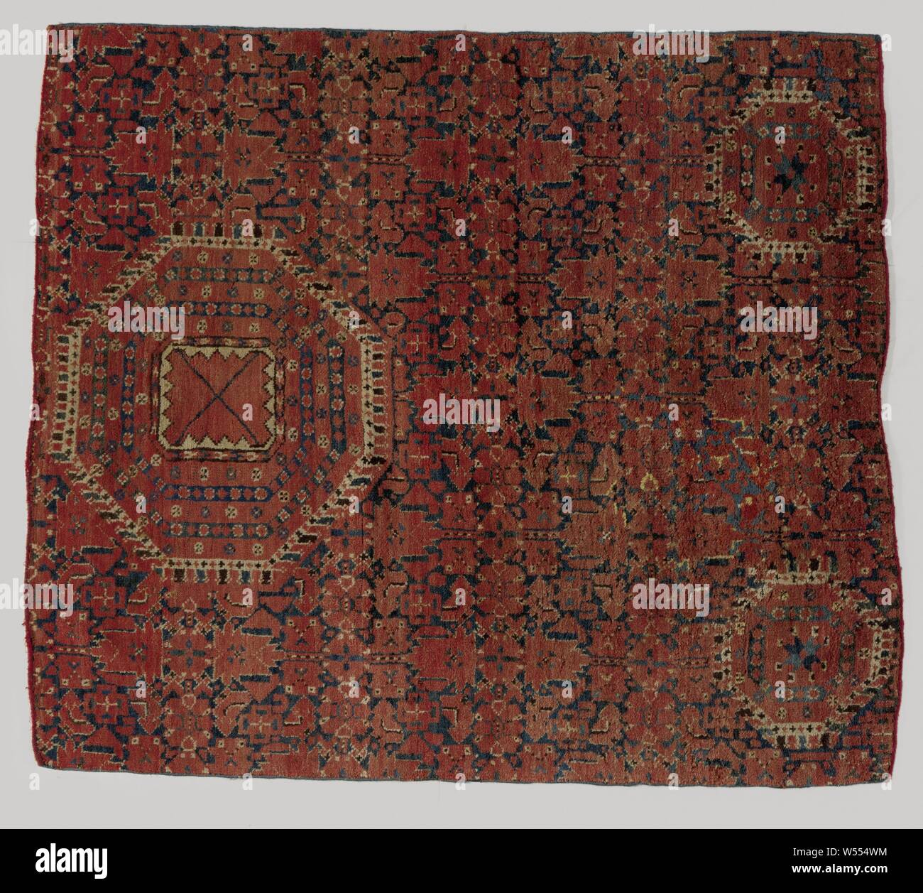 Frammento di un tappeto orientale, medaglione rug. A centrocampo un grande medaglione e nella parte superiore due più piccoli. Il campo è decorato con un motivo herati. Senza Frontiere., Ersari volk, Amudar'ya, c. 1800 - c. 1900, ketting, inslag, h 148 cm × W 127 cm Foto Stock