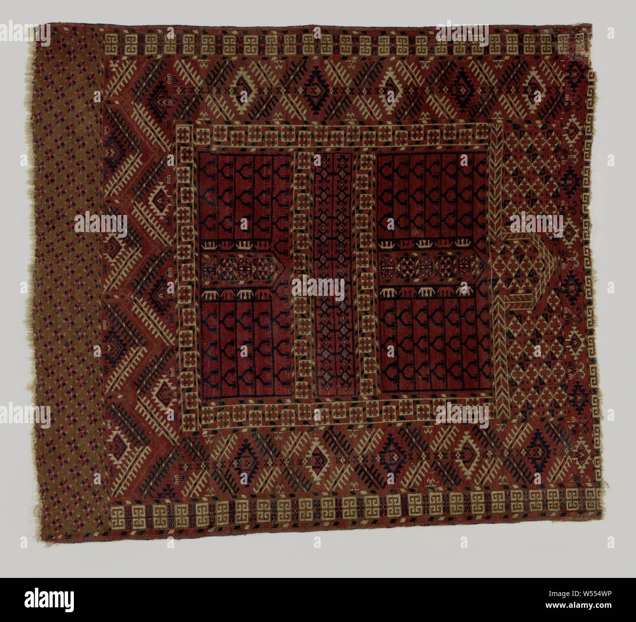 Tappeto orientale, tappeti orientali che era probabilmente utilizzato per chiudere la tenda ingresso, Tekke ensi., Tekke volk, Turkestan, c. 1830 - c. 1870, ketting, h 133 cm × W 121 cm Foto Stock