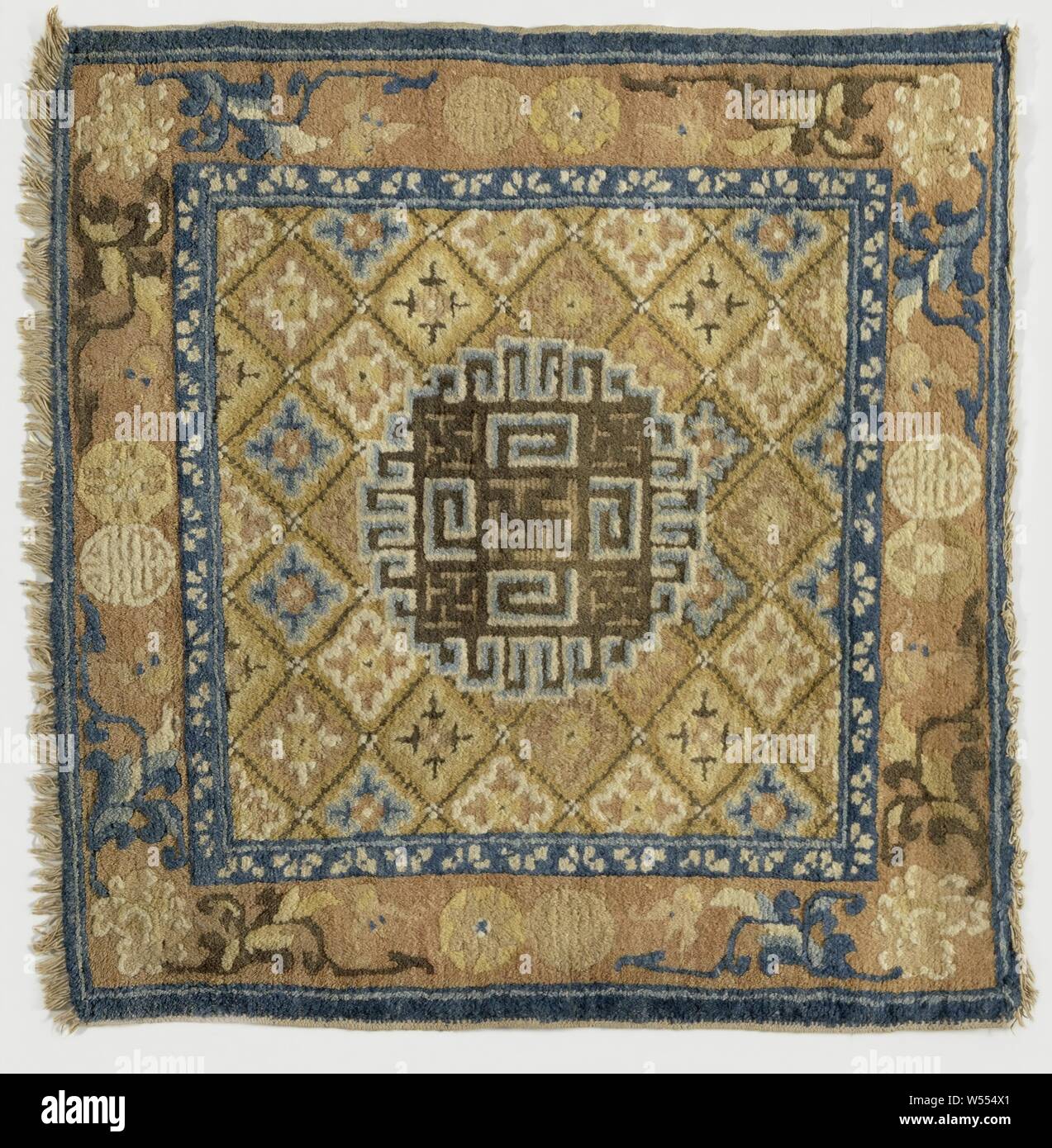 Tappeto orientale, medaglione rug. A centrocampo marrone con motivo a griglia, tagliato da un grande medaglione rotondo fatta di meandri. Triplice Frontiera, di cui quella centrale con i pipistrelli, cerchi con stelle e fortunato segni, fiori di azalea sugli angoli., Ningh-ASA, 1800 - 1925, ketting en inslag, piscina, h cm 70 × W 70 cm Foto Stock