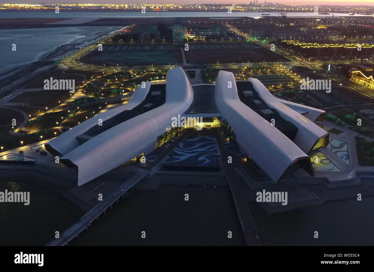 Vista aerea del Museo Marittimo Nazionale illuminato da luci sotto la costruzione in Binhai nuova Area, Tianjin, Cina, 15 febbraio 2019. Foto Stock