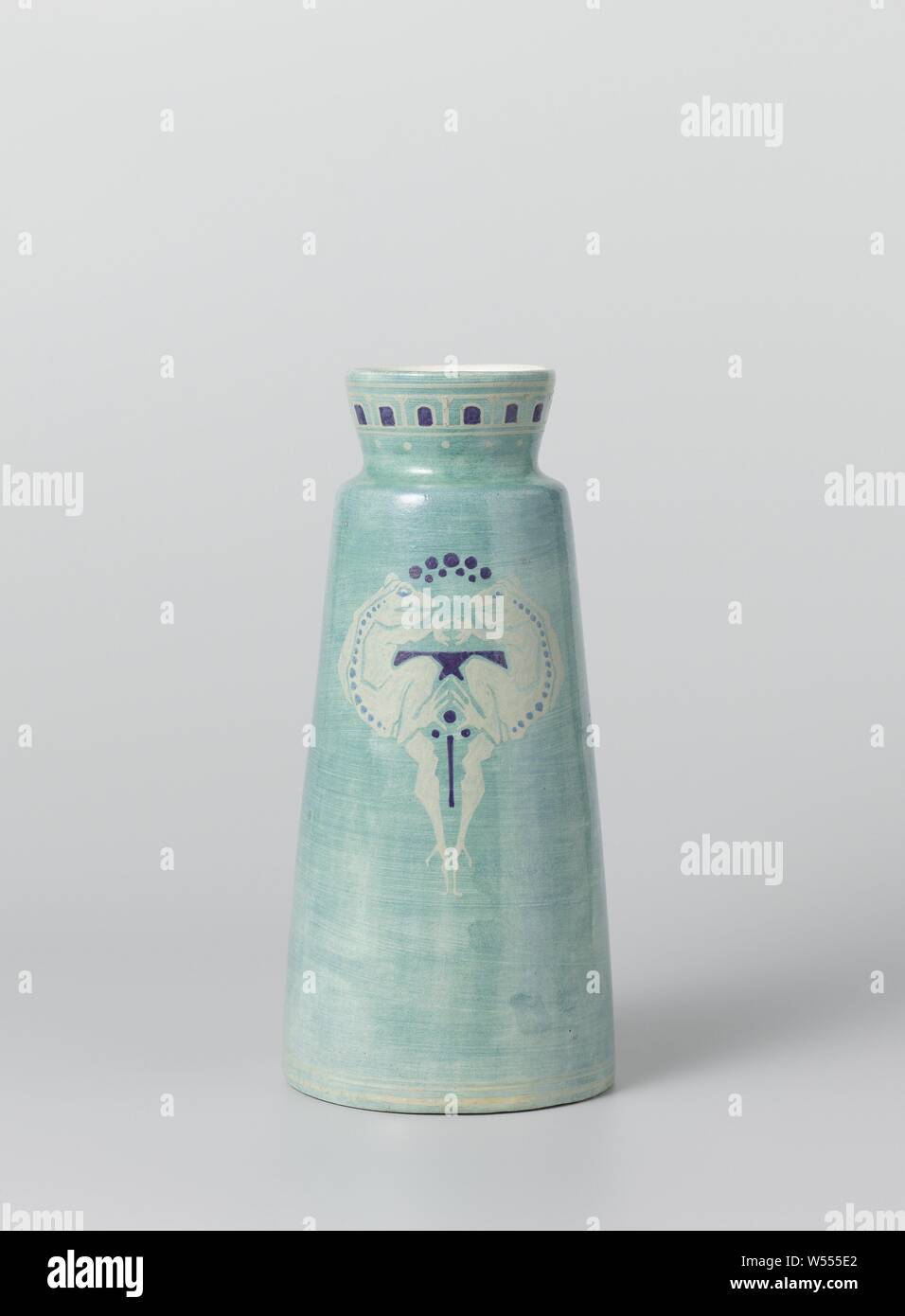 Vaso dipinto con due camaleonti affacciati, un vaso di terracotta dipinta con due affacciate le rane in bianco, di luce e di colore blu scuro su Blu-terra verde che copre completamente il vaso., Johannes van der vet, Dordrecht, 1903 - 1908, terraglia, h 22.3 cm × d 10,6 cm Foto Stock