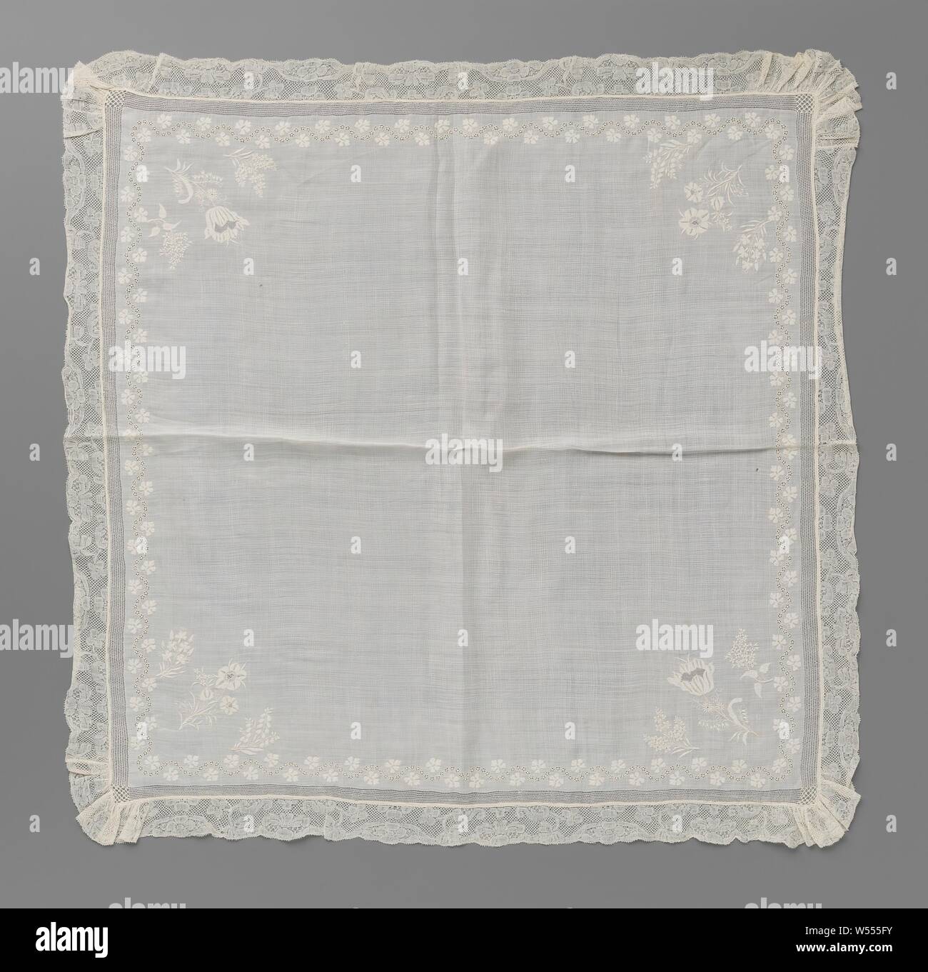 Fazzoletto di batist con tre rami di fiori in ogni angolo in ombra e di lavoro intorno a un confine delle Fiandre pizzi, fazzoletto di colore naturale batist con ricami e una frontiera di merletto a fuselli: Fiandre pizzo. Il ricamo è negli angoli e lungo i bordi. Ci sono tre rami di fiori in ogni angolo, fiancheggiata da due più piccoli. Un calice di grandi dimensioni in due angoli tra i rami con dimenticare-me-poveri. In altri angoli di un grande fiore di rosette tra rami più sottili con garofani. L'angolo angoli opposti sono lo stesso. Lungo tutto il lato viene eseguito regolarmente un ruscello che scorre Foto Stock