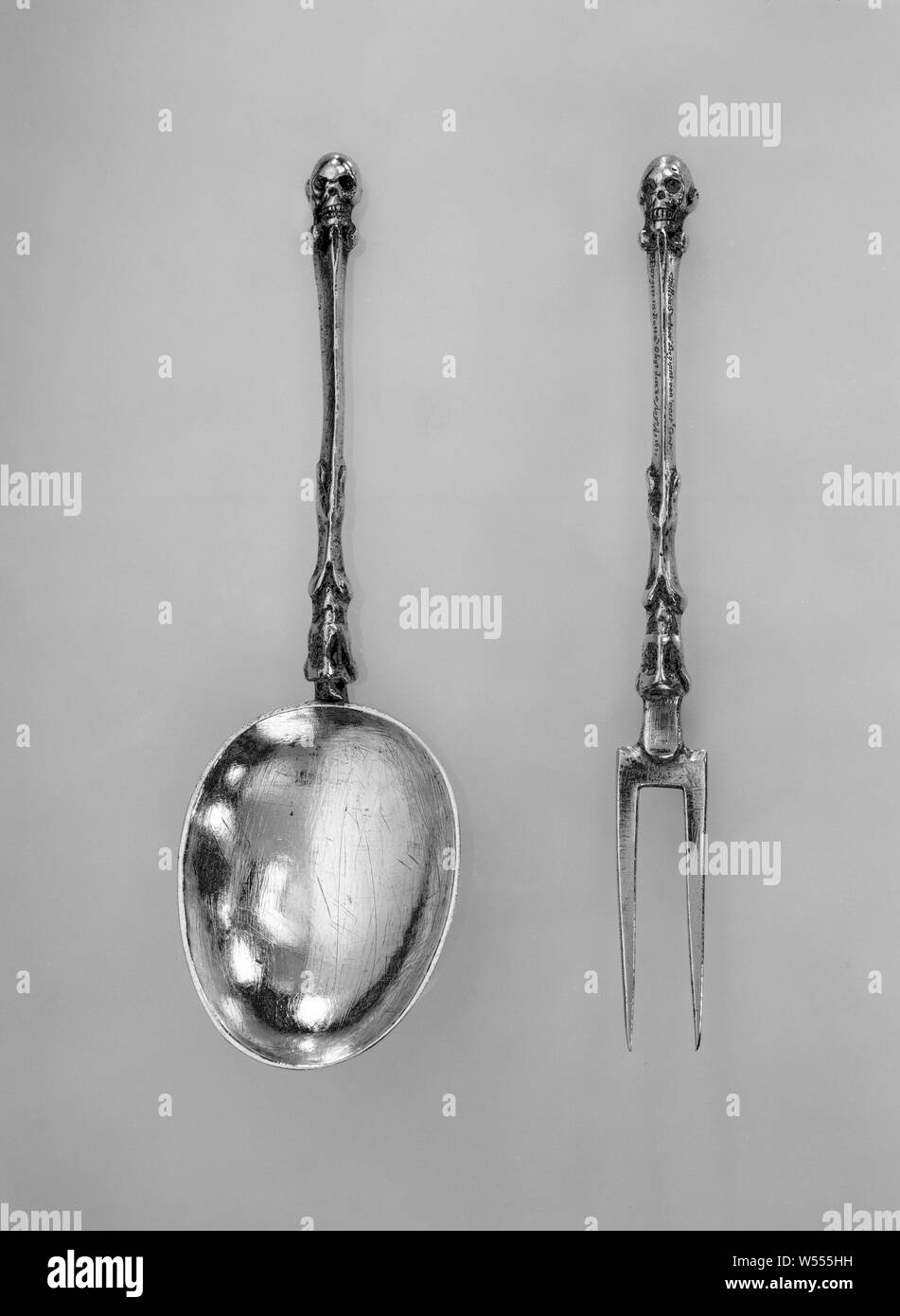 Cucchiaio e forchetta cucchiaio con iscrizione "Willem Sartoor Sergiant van de Oost" ecc., con l'anno 1671, cucchiaio d'argento, con uovo ciotola sagomata. Lo stelo è coronato da un cranio. Iscrizione sul lato inferiore del contenitore, Batavia, il Dutch East India Company, Willem Sartoor, anonimo, 1671, argento (metallo), l 15,8 cm × w 4,8 cm × W 45 Foto Stock