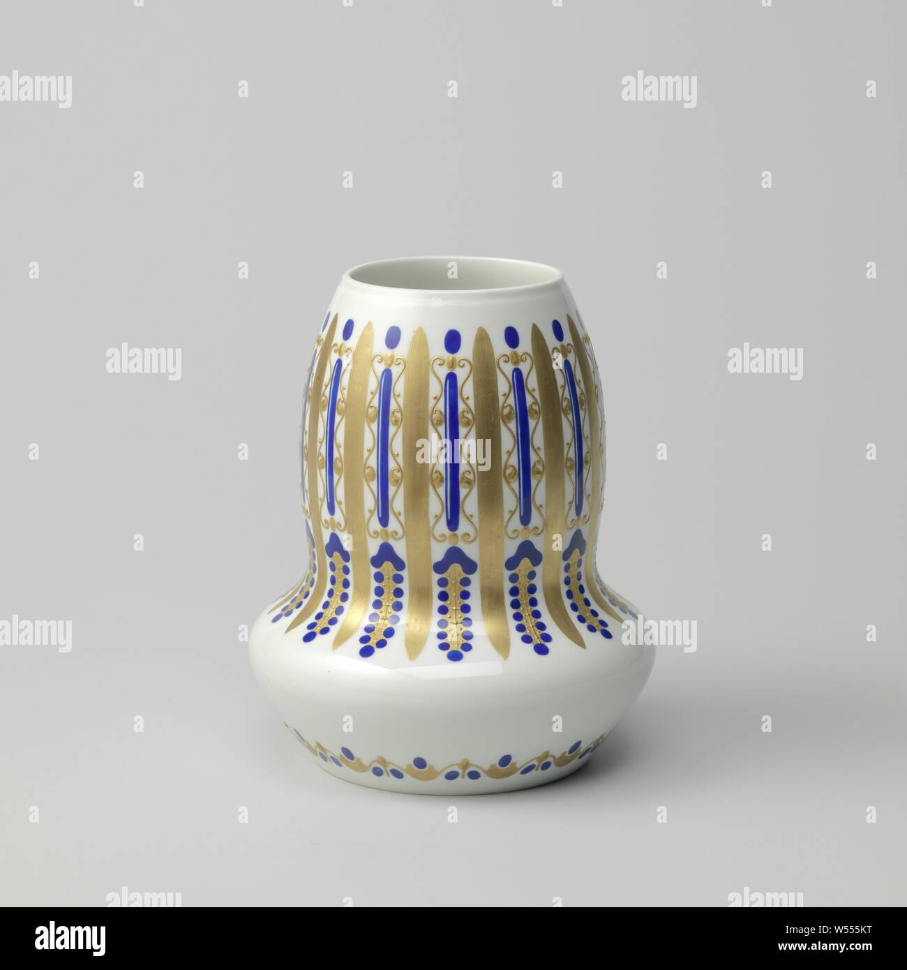 Vaso con due bordi ornamentali con cartigli e puntini, Vaso di porcellana con uno strato stampato a forma di uovo e corpo una lunga e leggermente arrotondato della spalla. Dipinta su smalto in blu e oro. Sul collo, traboccante sulla spalla una banda ampia con linee verticali intervallati con strisce blu circondato da curl, terminante in un pendente in oro coperto da puntini blu. Una banda ondulata con punti al di sopra del piede. Contrassegnato sulla parte inferiore con lo scettro, il numero 59, un governo rosso apple con 'K.P.M', il giubileo marchio "K.P.' con la data "1703-1913", anno lettere K.O (1913), il numero di modello 6389 (anno Foto Stock
