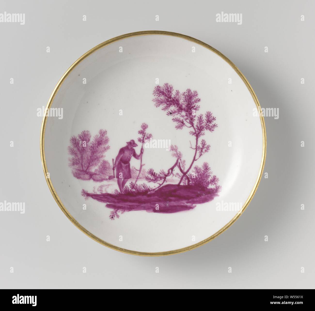 Piatto piatto porcellana. Parte di una serie di due pezzi. Dipinto con figure in un paesaggio in Rosso di barbabietola e golden giunchi., Manufactuur Oud-Loosdrecht, Loosdrecht, 1775, porcellana (materiale), h 2,2 cm × d 12,0 cm Foto Stock