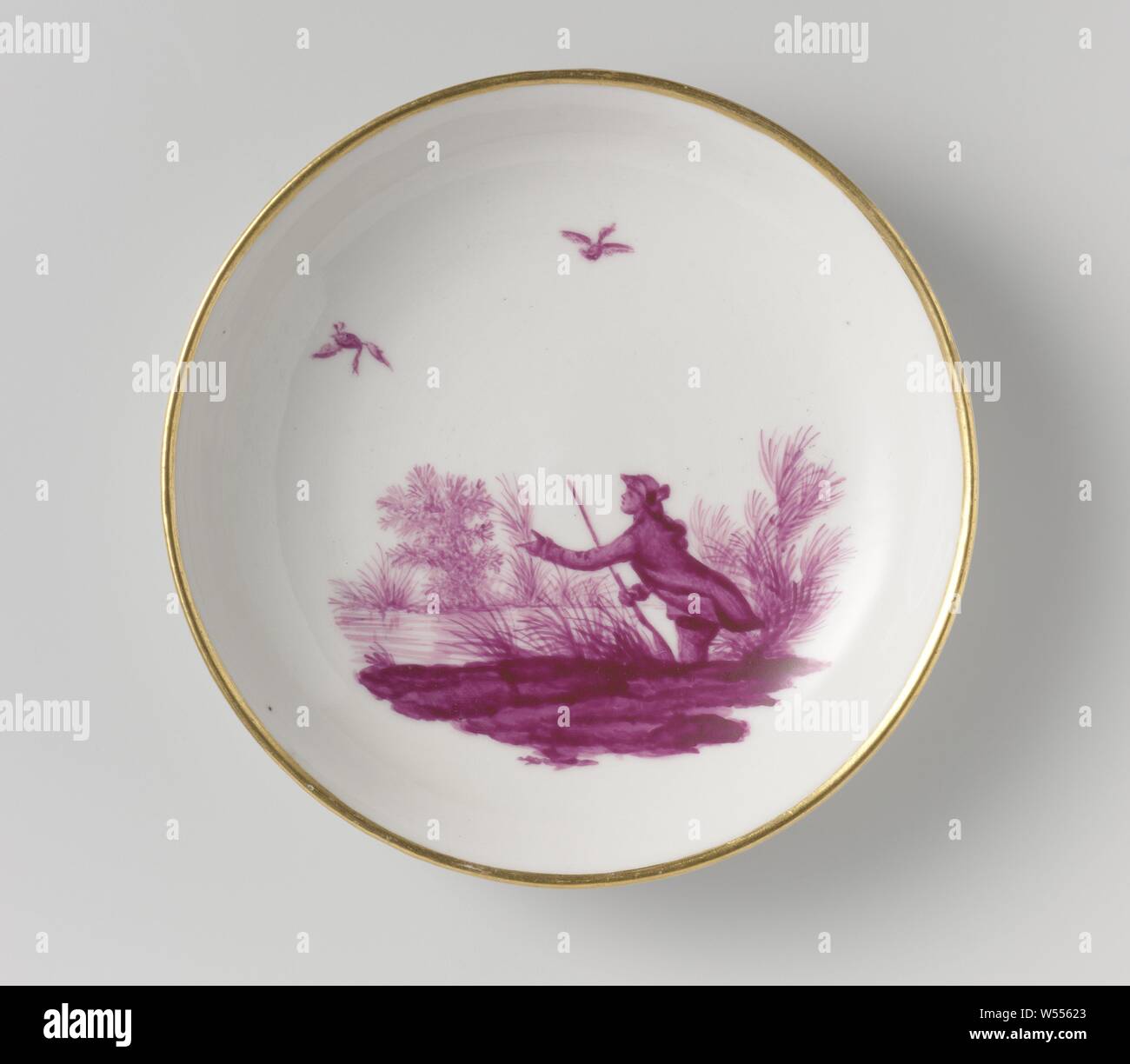 Piatto piatto porcellana. Parte di una serie di due pezzi. Dipinto con figure in un paesaggio in Rosso di barbabietola e golden giunchi., Manufactuur Oud-Loosdrecht, Loosdrecht, 1775, porcellana (materiale), h 2,2 cm × d 12,0 cm Foto Stock