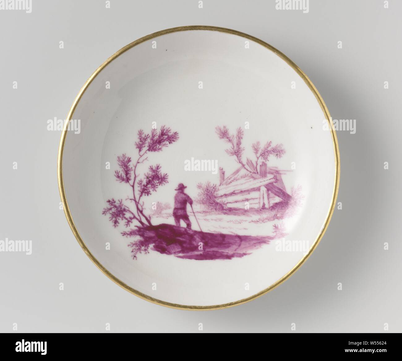 Parte di un servizio da tè piattino, porcellana piattino. Parte di una serie di due pezzi. Dipinto con figure in un paesaggio in Rosso di barbabietola e golden giunchi., Manufactuur Oud-Loosdrecht, Loosdrecht, c. 1774 - c. 1778, porcellana (materiale), h 2,2 cm × d 12,0 cm Foto Stock