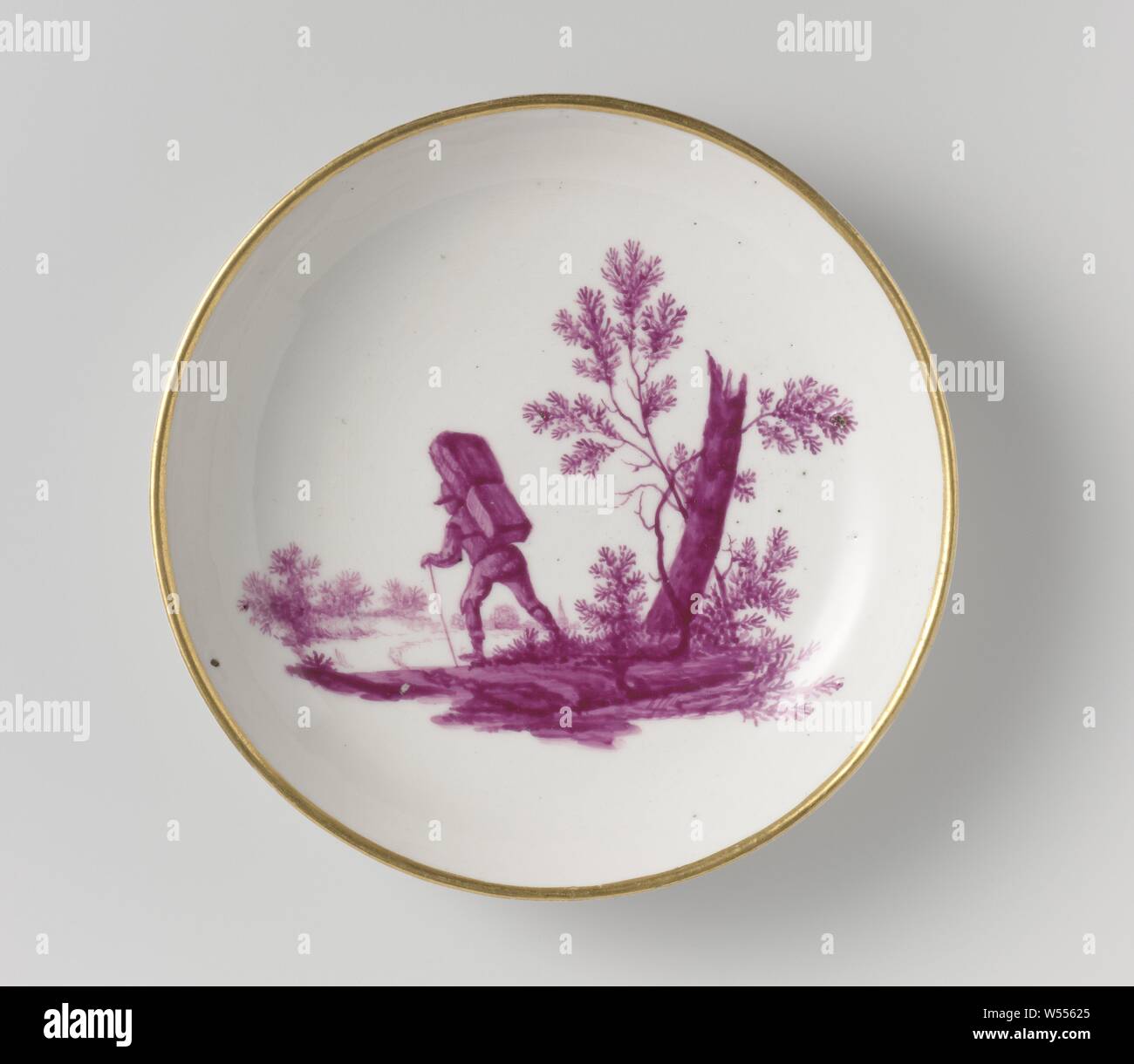 Piatto piatto porcellana. Parte di una serie di due pezzi. Dipinto con figure in un paesaggio in Rosso di barbabietola e golden giunchi., Manufactuur Oud-Loosdrecht, Loosdrecht, 1775, porcellana (materiale), h 2,2 cm × d 12,0 cm Foto Stock