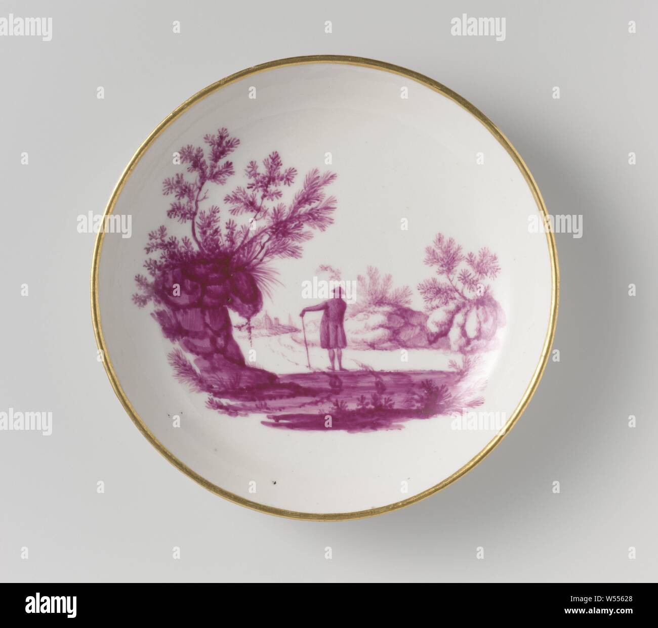 Piatto piatto porcellana. Parte di una serie di due pezzi. Dipinto con figure in un paesaggio in Rosso di barbabietola e golden giunchi., Manufactuur Oud-Loosdrecht, Loosdrecht, 1775, porcellana (materiale), h 2,2 cm × d 12,0 cm Foto Stock