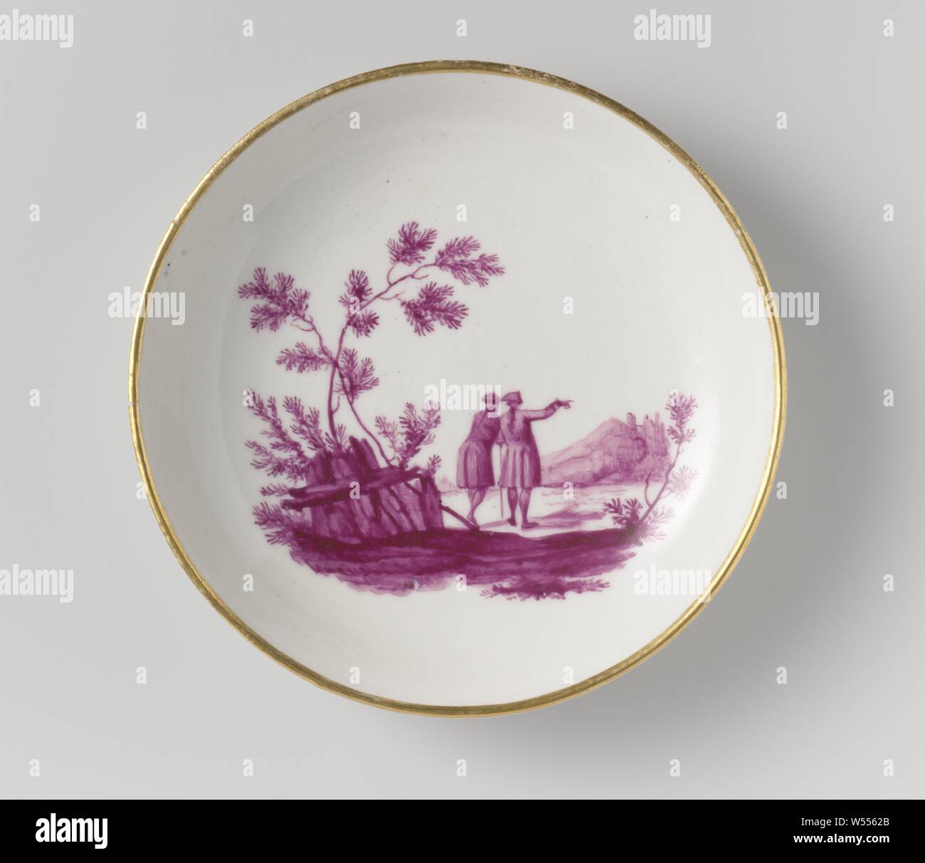 Piatto piatto porcellana. Parte di una serie di due pezzi. Dipinto con figure in un paesaggio in Rosso di barbabietola e golden giunchi., Manufactuur Oud-Loosdrecht, Loosdrecht, 1775, porcellana (materiale), h 2,2 cm × d 12,0 cm Foto Stock