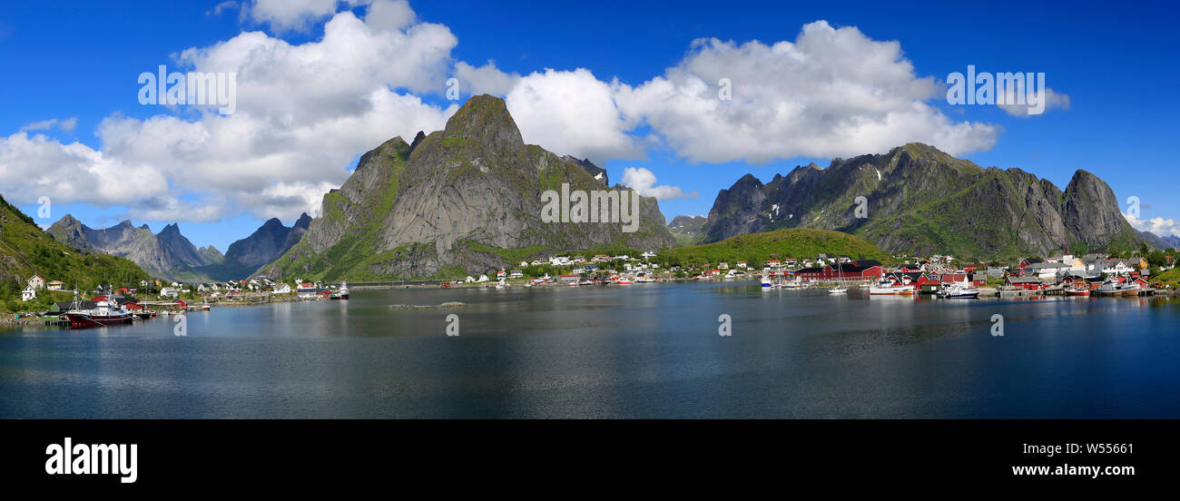 Scenic vista panoramica di Reine area, Isole Lofoten in Norvegia Foto Stock