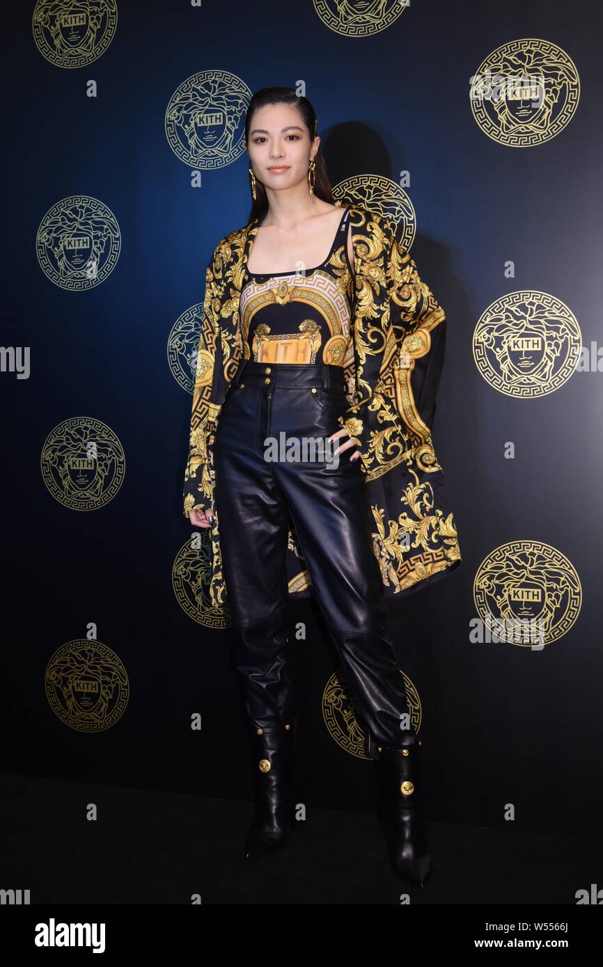 Attrice cinese Zhong Chuxi partecipa ad un evento promozionale per Versace in Cina a Shanghai, 27 febbraio 2019. Foto Stock