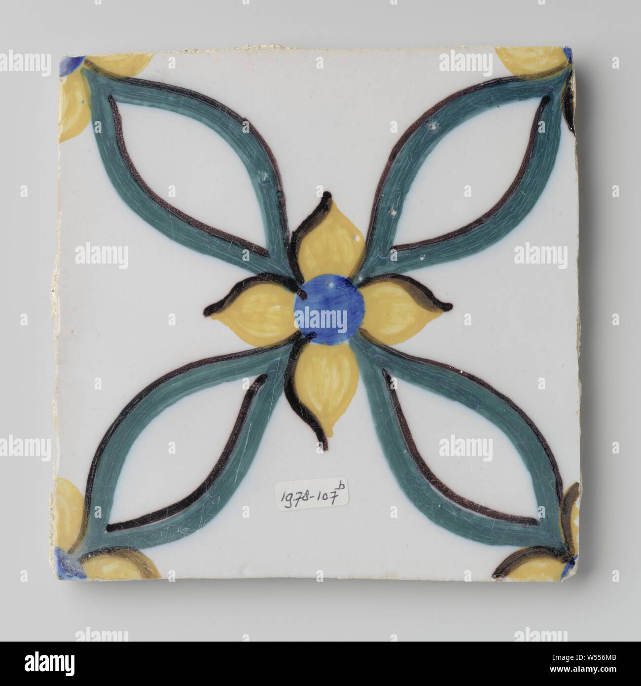 Piastrella piastrella moderna con quattro-fiore foglia, aggiunto al frammento di un Tile parete, anonimo, Portogallo, c. 1750 - c. 1850, terraglia, h 14.7 cm × W 14,7 cm × t 0,8 cm Foto Stock