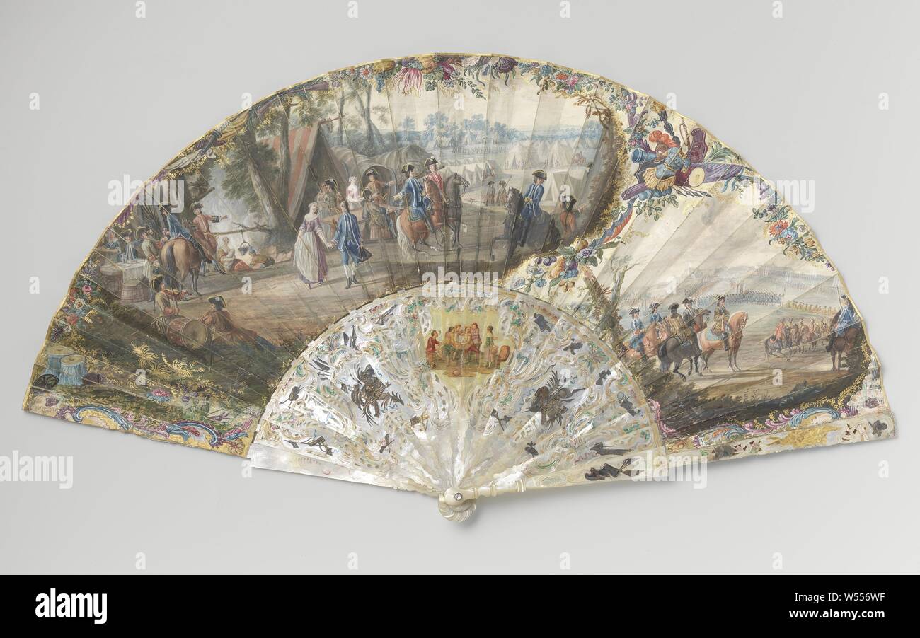 Ventola di piegatura con un doppio foglio di carta con un accampamento militare e un esercito formazione sulla parte anteriore, l'assedio di una città sul retro, un ajour e goffrato madreperla frame, questa ventola stand interamente dedicato alle società militari. Si tratta di un buon esempio di un'unità in foglio e telaio. La rivista ha una non-così-comune, distribuzione asimmetrica sul lato anteriore con un esercito francese camp sulla sinistra e un Maresciallo sulla destra che prende una parata lungo con alti ufficiali francesi a cavallo. Nel cartiglio a sinistra: i soldati in uniformi di colore grigio con tricorns adornata con il bianco cocarde's sono il francese Foto Stock