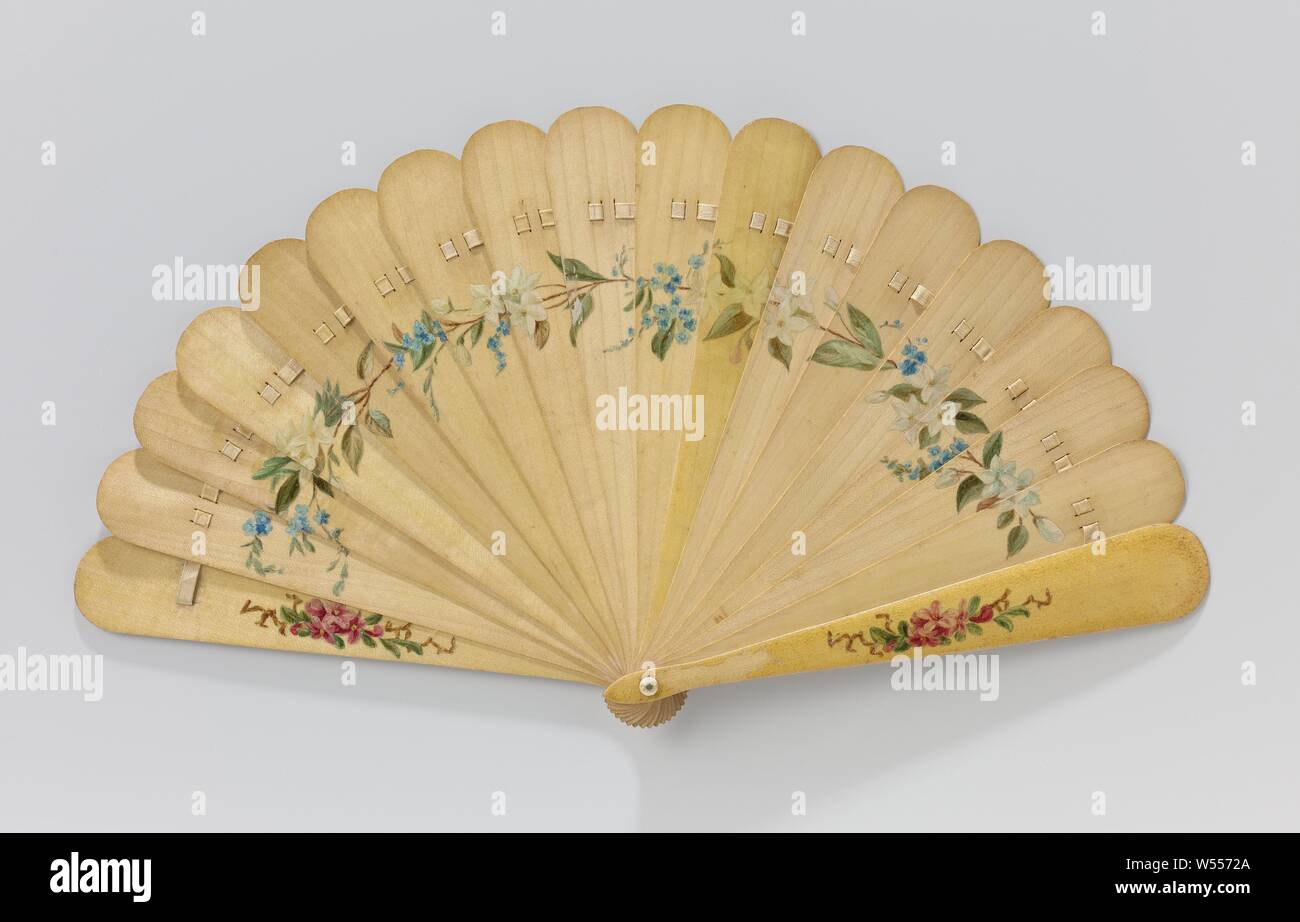 Ventola Brisé di legno, parzialmente dipinto con fiori e completamente verniciato, dipinte con fiori e verniciato. Modello: sedici gambe arrotondati da sopra e collegati da un giallo moire nastro. Mandrino con cappuccio di avorio. Pittura: anteriore: fiori d'arancio e dimenticare me not collocato in un arco, tra rose alpine. Posteriore: un ramo di rose alpine, Amsterdam, Gijs Bosch Reitz, Hieronyma Maria Antonia Fortunata Bosch Reitz, Laren, 1885, geheel, schildering, schijfje, sluitpin, taglio, s 42 cm × l 32,5 cm Foto Stock