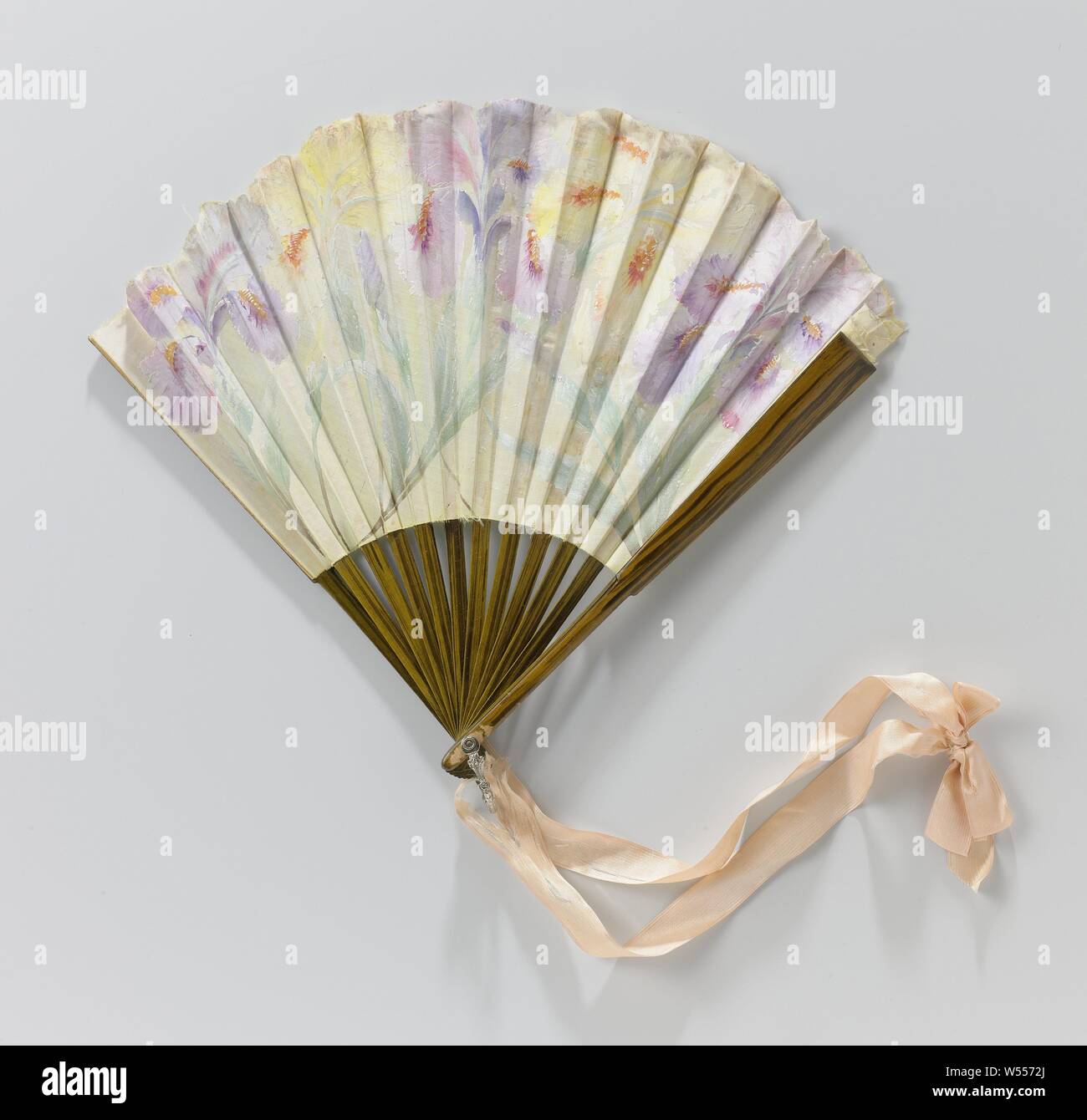 Ventola di piegatura con una crema colorata foglia di seta dipinto di giallo e lilla iridi su un telaio verniciato con vernice di legno, ventola di piegatura con una crema di seta colorata foglie con acquarello, pittura a olio e vernice argento dipinte di giallo e lilla iridi. Il telaio è costituito da 15 non contigua gambe di legno e verniciato con vernice di legno. Anello di ventola di argento, con nastro di raso. Retro della foglia non verniciato., c.d. le Lorrain, Amsterdam (eventualmente), 1911, blad, montuur, waaierring, forgiatura, s 36 cm × l 21,6 cm Foto Stock