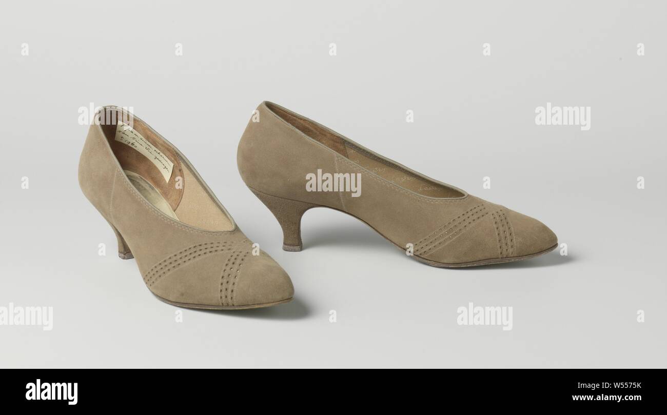 Calzatura, beige peau de suede pompa, croce traforata di cinghie, calzatura destra, beige peau de suede pompa. Punti affilati. Realizzato a partire da uno spezzone di pelle, 'pompadour' tacco, il punto nella fase iniziale di stiletto heel. Per la decorazione, perforazioni nei due cross-bande cucita sul piede. Suola in cuoio. Il Rayon e fodera in pelle zigrinata in corrispondenza del tacco., Herman en Koppen, Hilversum, c. 1960, geheel, voering, zool, perforazione, l 26 cm × W 7.5 cm × h 12.5 cm h 5 cm Foto Stock