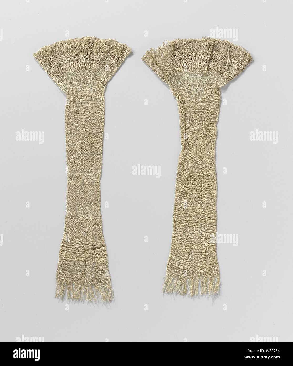 Mitaine di seta beige egiziano, vimini Mitaine di seta color beige in vimini egiziano. Senza dita, finito a destra a fondo. Per tutta l'altezza, quattro volte i piselli sono sparsi su griglia fond. In corrispondenza del polso inizia a maglia più fine foundation decorate con ajour bordo a zig-zag., anonimo, Paesi Bassi (eventualmente), c. 1800 - c. 1825, geheel, l 29,0 cm × w 5,0 cm Foto Stock