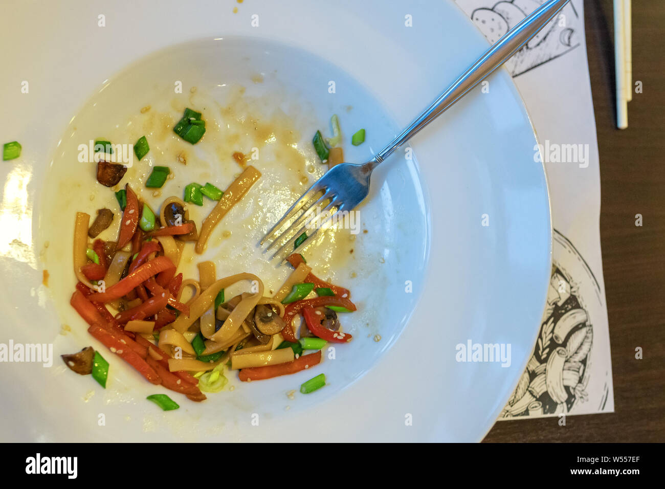 I piatti sporchi. salsa spalmato su una piastra. avanzi, pasta, ristorante. non ha finito i clienti. La vista dalla cima, vicino. Foto Stock