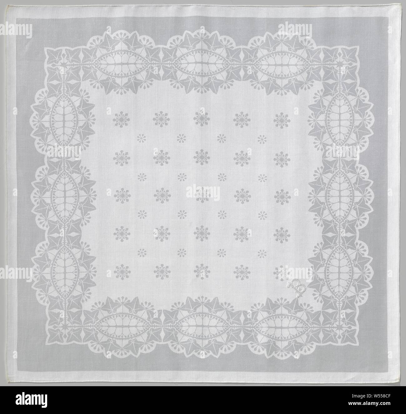 Tovagliolo di lino damasco con ivy, tovagliolo di lino damasco con ivy: motivo di edera, disegno n. 513. Il tovagliolo appartiene a undici tovaglioli e due tovaglie, Chris Lebeau, Eindhoven, c. 1904, biancheria (materiale), damaschi, h 71 cm × W 68 cm Foto Stock