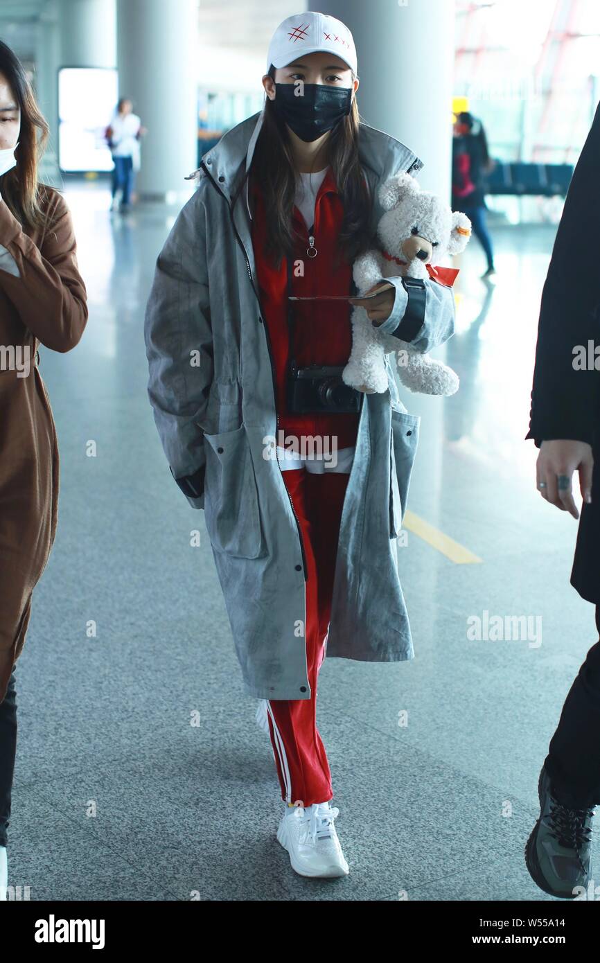 Chaoyue Yang cinese di un idol teen gruppo ragazze Rocket 101 arriva presso l'Aeroporto Internazionale Capital di Pechino in Cina, 24 febbraio 2019. *** Foto Stock