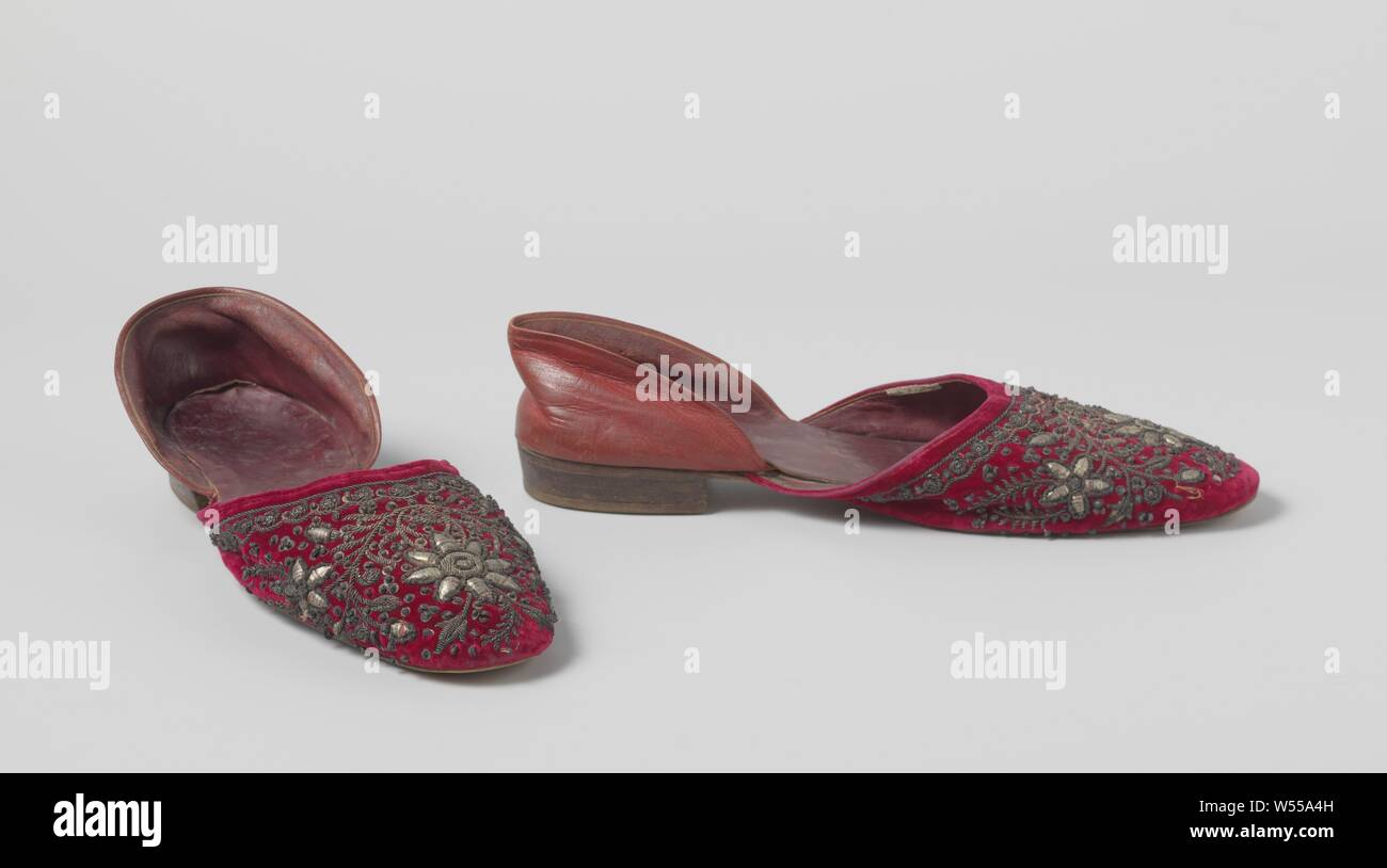Pantofola di colore rosso in pelle e velluto rosso ricamato con filo di argento, pantofola di colore rosso in pelle e velluto rosso ricamato con filo di argento. Nessuna differenza tra sinistra e destra. Modello: Al naso è rotondo, il coperchio anteriore allentata e il coperchio posteriore allentati. Piccolo tacco dritto in cuoio e suola in cuoio. Completamente rivestito con pelle di colore rosso. Decorazione: il velluto rosso è completamente ricamato con filo in argento e con le tavolozze. In un disegno di fiori e rami., anonimo, Turkije, c. 1820 - c. 1850, geheel, versiering e ricami, l 29,0 cm × w 11.0 cm Foto Stock