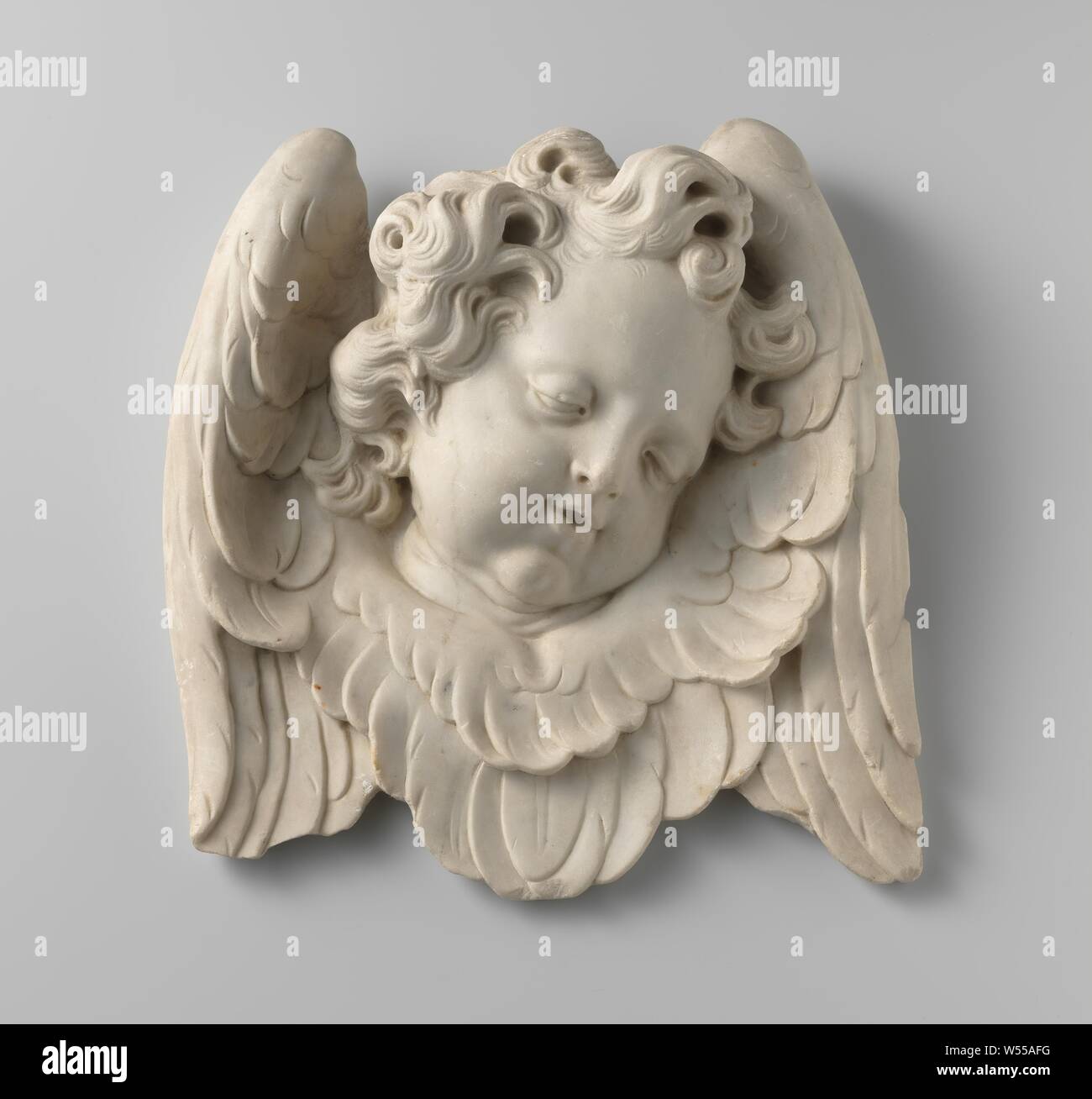 Testine di Angeli, il marmo bianco Testine di Angeli con forte capelli ricci  è circondato da ali dal lato e di Sotto, si guarda a destra e verso il  basso con una