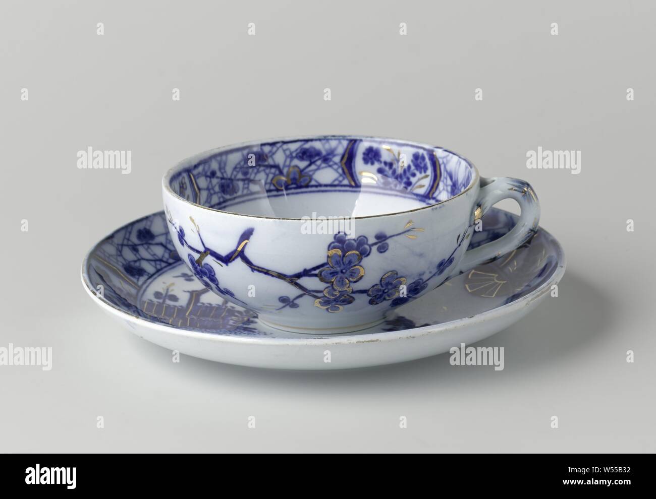 Cup con kakemonde con decor di prunus branch, tazza di coccio con liquido di trasferimento blu decorazione, intensificato con l'oro. L'esterno con un ramo di prunus e altre piante. L'interno della parete con una band con tre cartouches con rami fioriti. L'orecchio in forma di un ramo., anonimo, c. 1400 - c. 1950, terraglia, h 4.4 cm × W 11,4 cm × d 9,4 cm Foto Stock