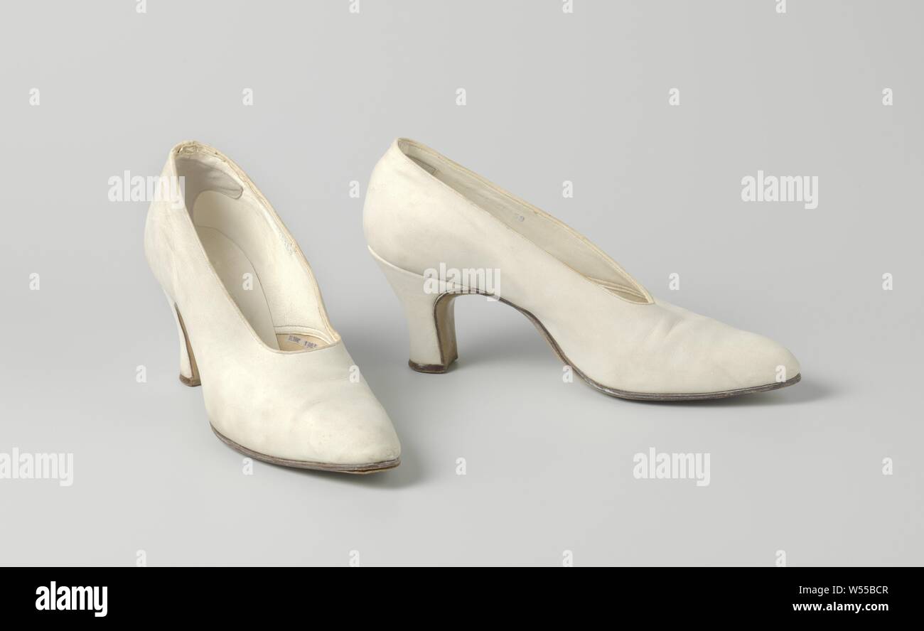 La scarpa da donna realizzata in bianco avorio scamosciato, ad alto taglio  bordo albero e tacco alto, la scarpa da donna realizzata in bianco avorio e  camoscio. Modello: naso appuntito in un