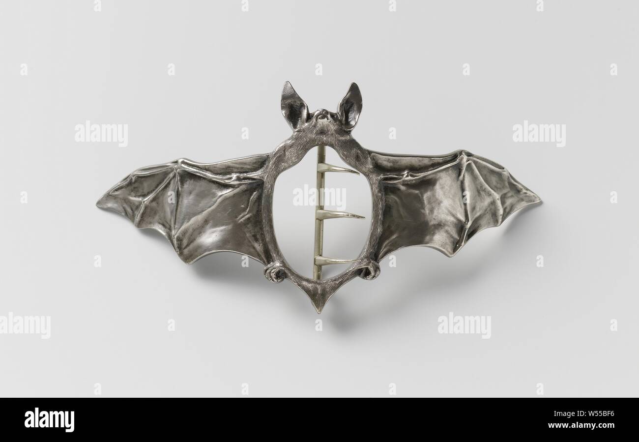 La fibbia sagomata come un bat, fibbia realizzata in argento sagomata come un bat, battenti mammiferi: bat, Ferdinando Erhart, Parigi, 1908 e/o c. 1910, argento (metallo), h 7 cm × W 14 cm Foto Stock