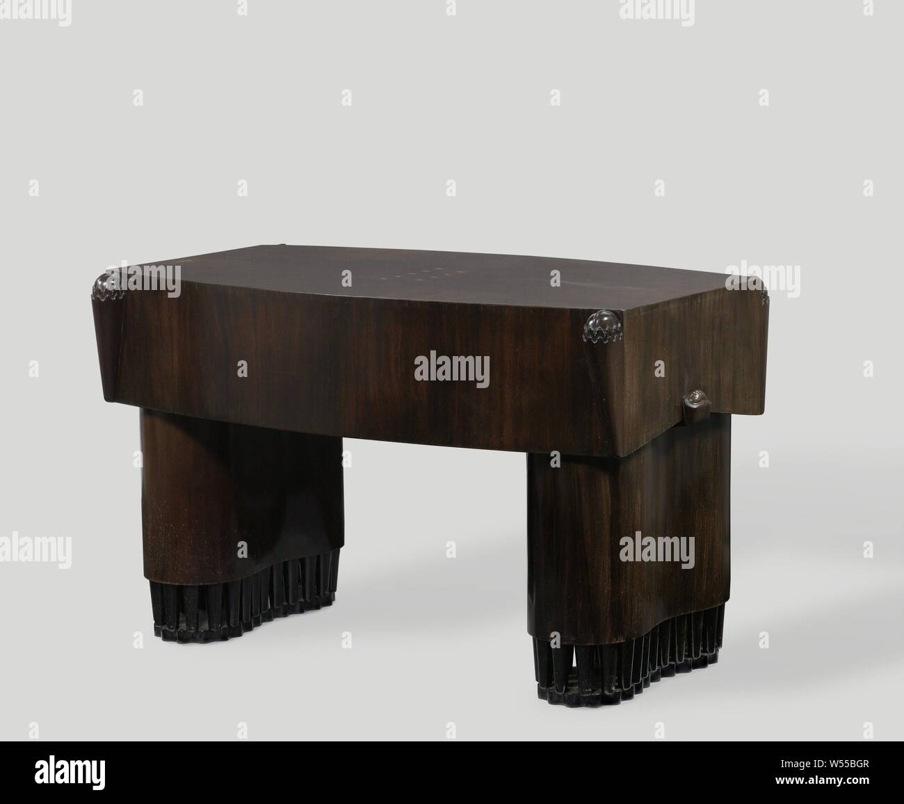 Suite di Suite di mobili di arredamento Suite di mobili tavolo allungato, tavolo allungato con un solido impiallacciato in alto, i cui lati corti sono dritte e gli indirizzi di massima per quelli piegati. I fianchi sono alte e piatto. La paletta appoggia su due grandi guance con lati concavi e le estremità semicircolari. Questi a loro volta riposare su una recinzione girevole conico laccato nero bar verso il basso su una superficie piana e festone di base. Angolato a forma di corno decorazioni con un festone bordo del battente e la sfera sono poste sugli angoli. I lati corti mostra scultura astratta. Michel de Klerk, 1917 - 1918, il legno (materiale vegetale), Faggio (legno Foto Stock
