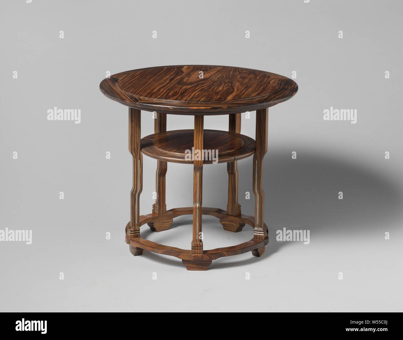 Tabella, Coromandel tavolo in legno intarsiato con strisce in peltro. La  lama tonda ha una parte centrale rialzata. Il telaio poggia con una linea  circolare su cinque ampi gambe con lati ondulati.