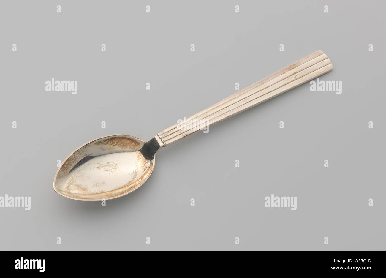 Cucchiaio, cucchiaio di argento con punta a forma di uovo ciotola, modello 'Bernadotte' La Piana, impugnatura scanalata si allarga verso la fine., Georg Jensen, Copenaghen (città), 1939, argento (metallo), l 19,9 cm × W 4.3 cm × d 2 cm × w 66.0 Foto Stock