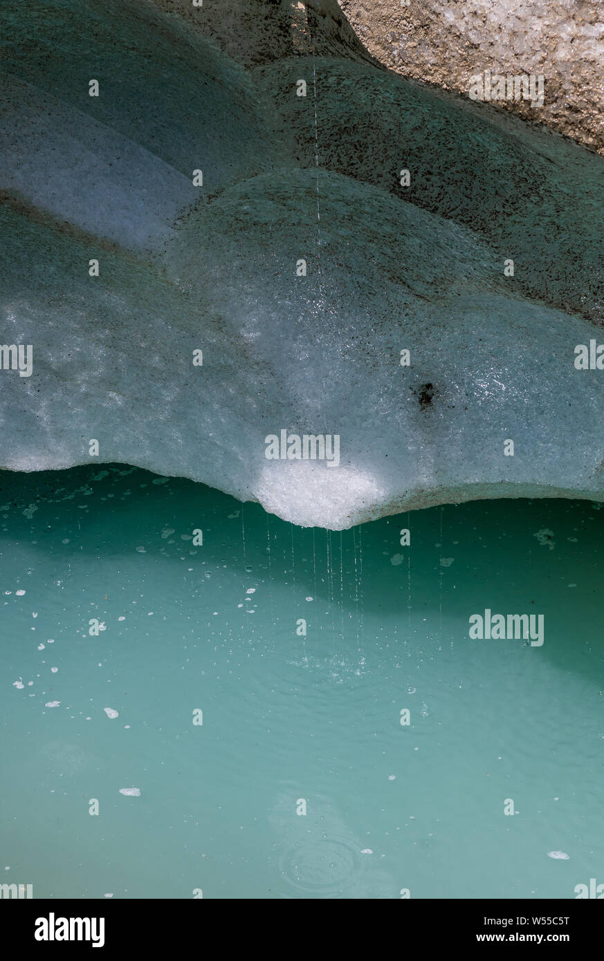 Acqua di disgelo del lago alla base del possente Aletschgletscher Foto Stock