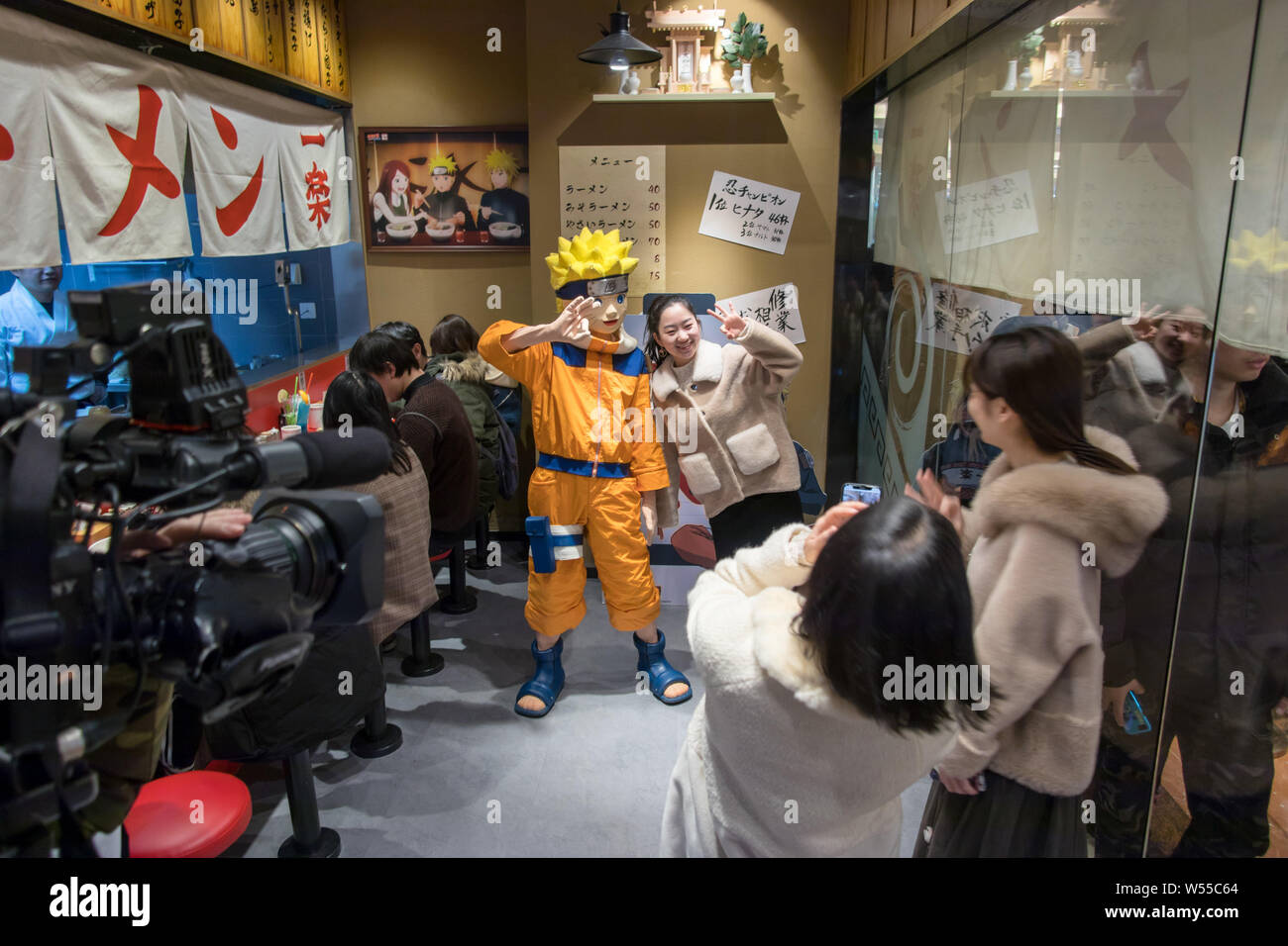 Vista interna del th il primo al mondo con licenza ristorante ramen nell'ispirazione per Naruto Uzumaki il luogo preferito per ottenere il suo pasto preferito, Ichiraku Foto Stock